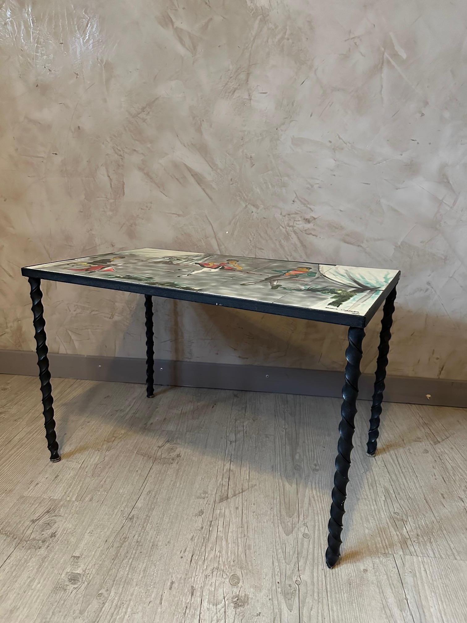 Französischer Vallauris-Tisch aus Keramik und Metall aus dem 20. Jahrhundert im Zustand „Gut“ im Angebot in LEGNY, FR