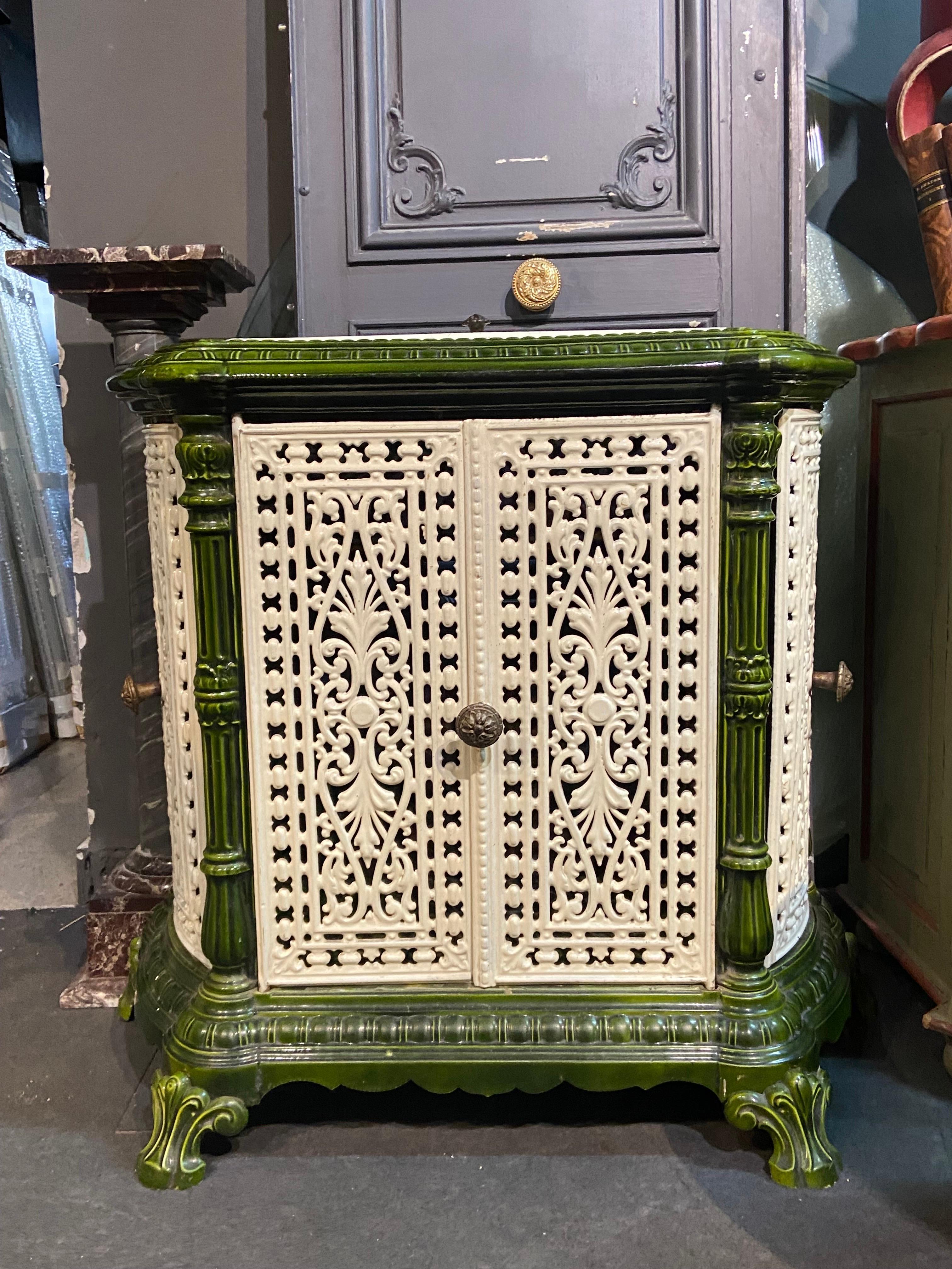 Copritermosifone in ghisa smaltata verde e bianca del XX secolo con porte di accesso apribili sul davanti e sui lati.
Ottime condizioni e nessun restauro.
Francia, circa 1920