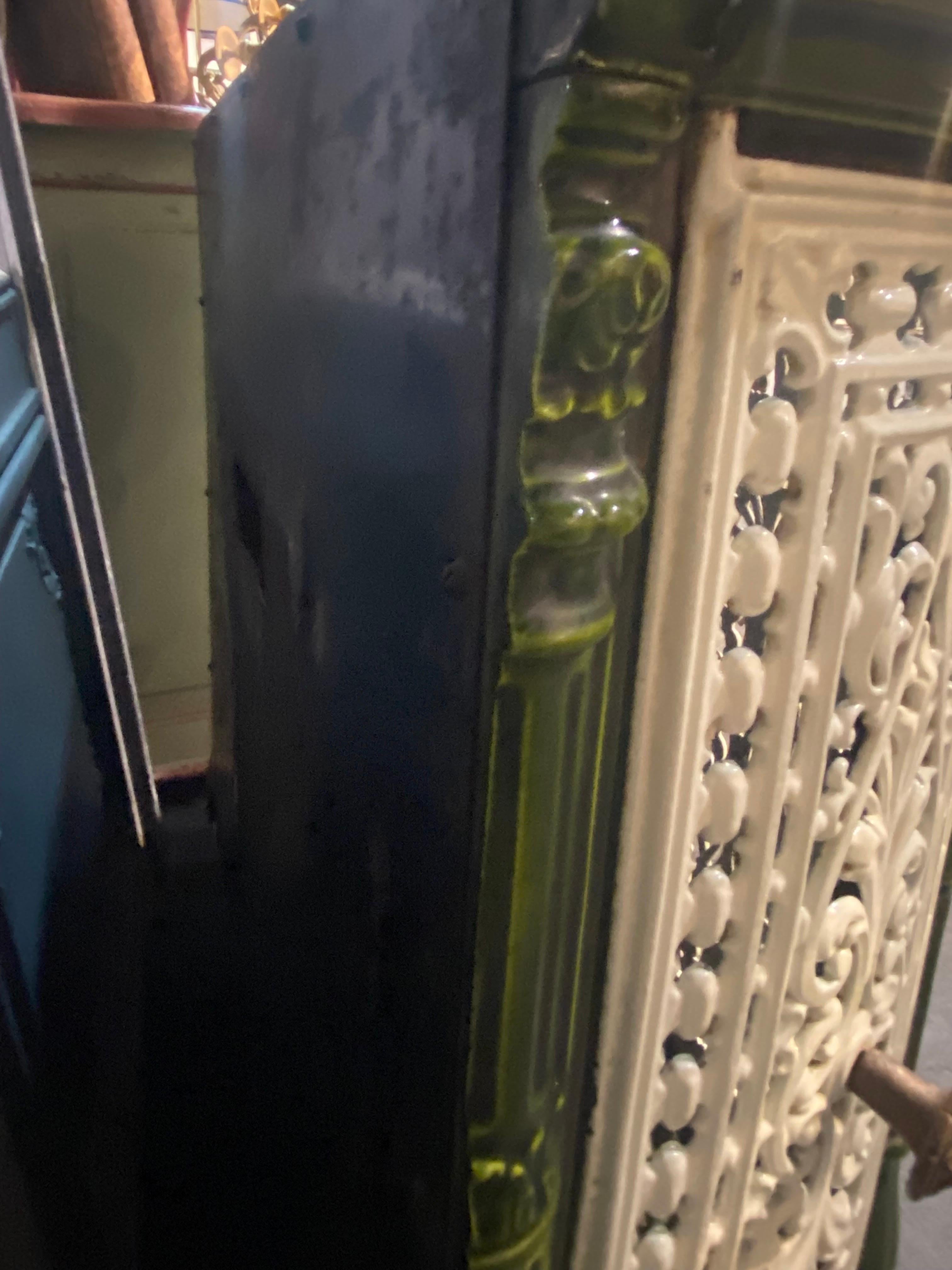 Französische viktorianische emaillierte Gusseisen- Radiator-Deckendecke mit Fuß aus dem 20. Jahrhundert im Zustand „Gut“ im Angebot in Sofia, BG