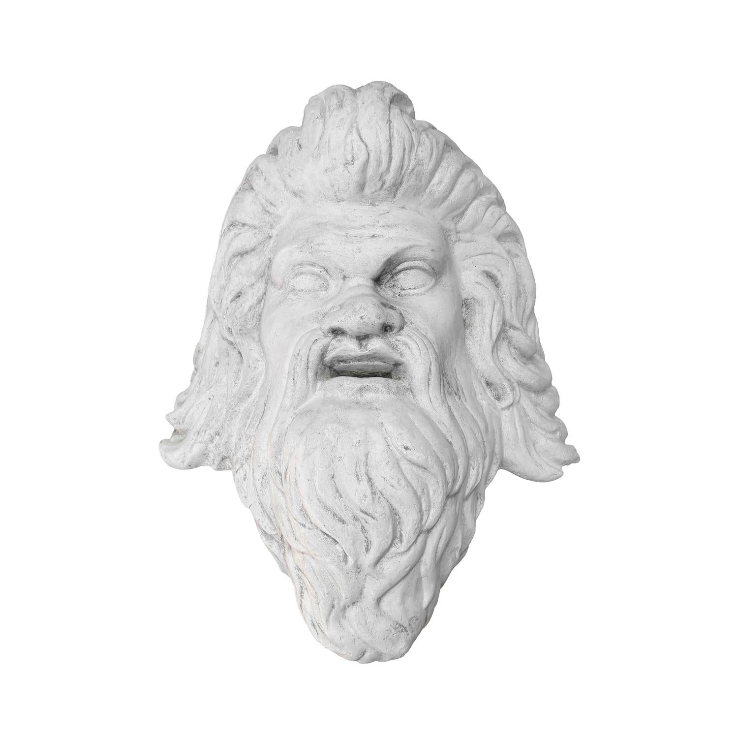 Piccola maschera francese vintage raffigurante il dio greco Zeus, in buone condizioni. La maschera architettonica è modellata in gesso e rifinita a mano. Non è consigliato per l'uso esterno. Leggero scolorimento dovuto all'età. Usura coerente con