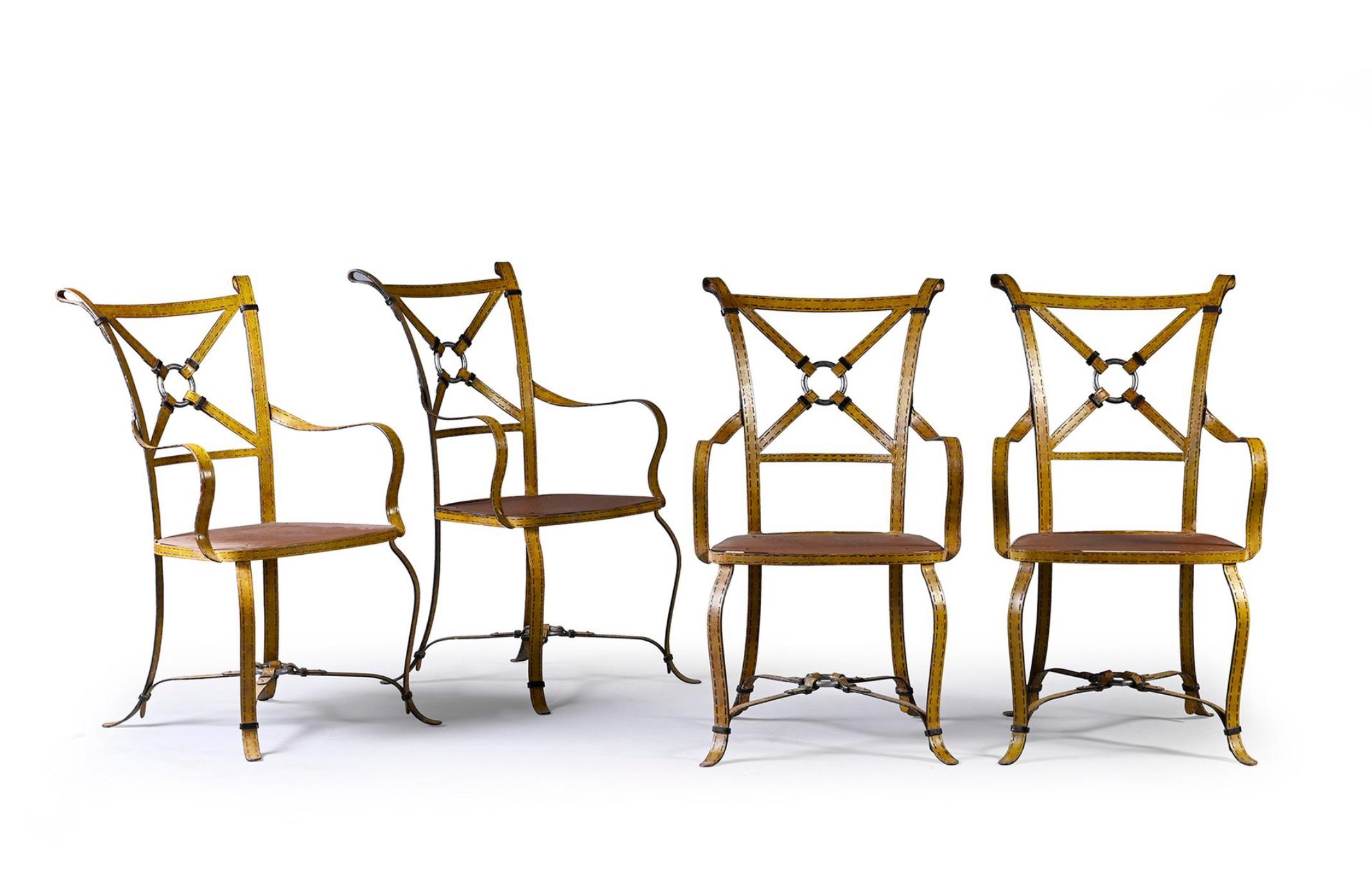 Cuatro sillones franceses de época hechos a mano en hierro forjado imitando las correas de los arneses de los caballos, fabricados a mediados del siglo XX. Pintado a mano en amarillo claro en muy buen estado general original.
Alto 97 cm - Larg: 55