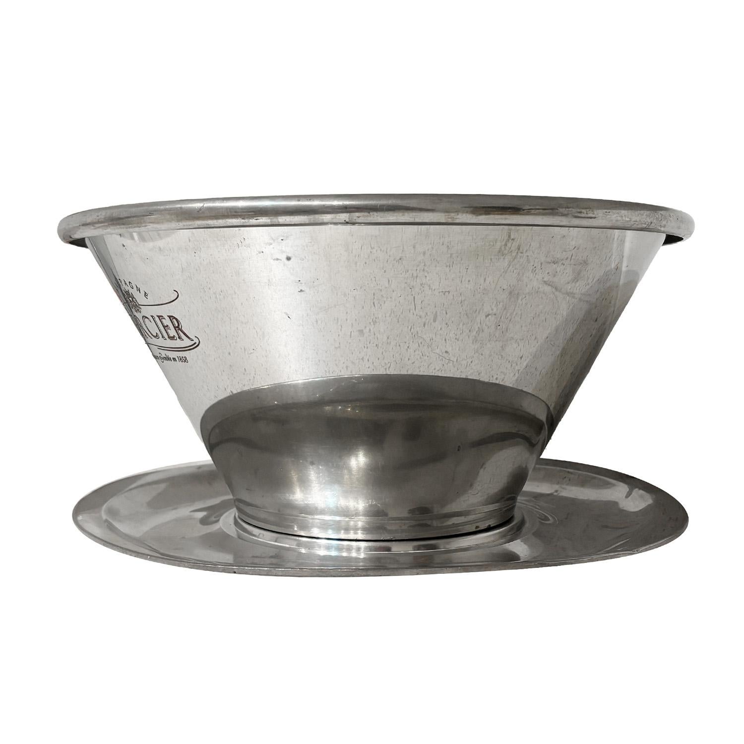 Une coupe à champagne ou un rafraîchisseur à vin Art of Vintage de forme effilée, en bon état. Le seau à champagne est plaqué argent avec le logo de la société Champagne Mercier. Légères décolorations, rayures dues à l'âge. Usure conforme à l'âge et