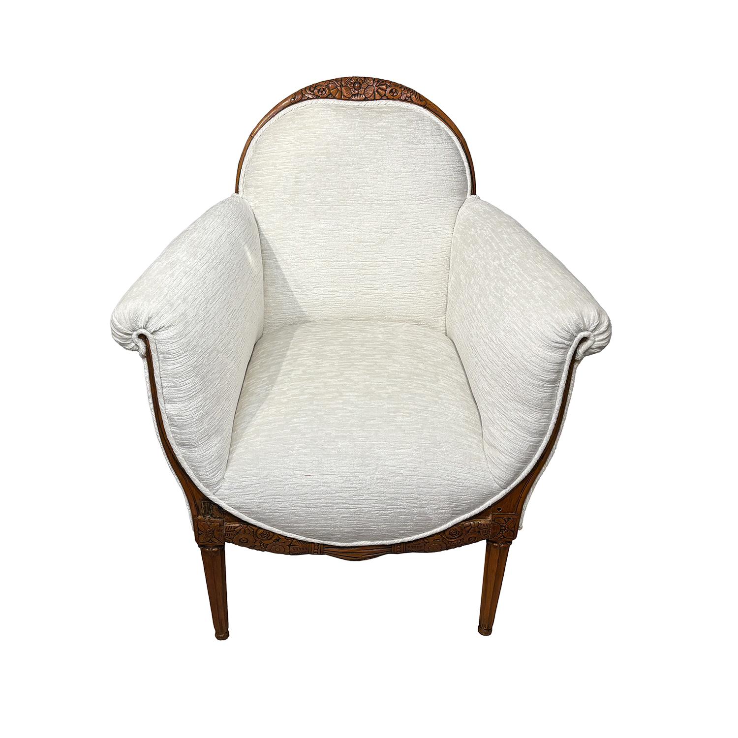 Eine frühe 20. Jahrhundert, einzelne Vintage Französisch Art Deco Sessel aus handgefertigten poliert von Paul Follot entworfen, in gutem Zustand. Der detaillierte Pariser Mittel- und Beistellstuhl besteht aus einer breiten, leicht geneigten
