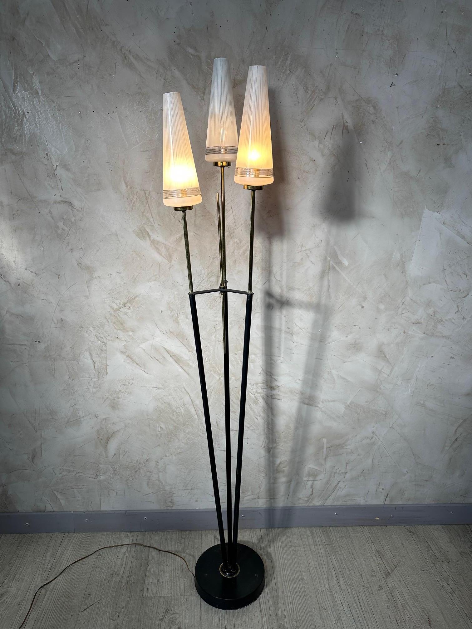 20ème siècle Français Lampadaire Vintage en laiton et métal, 1960S en vente 6