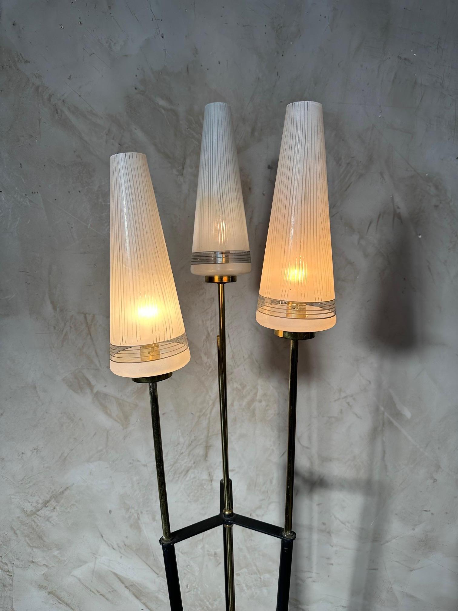 20ème siècle Français Lampadaire Vintage en laiton et métal, 1960S en vente 7