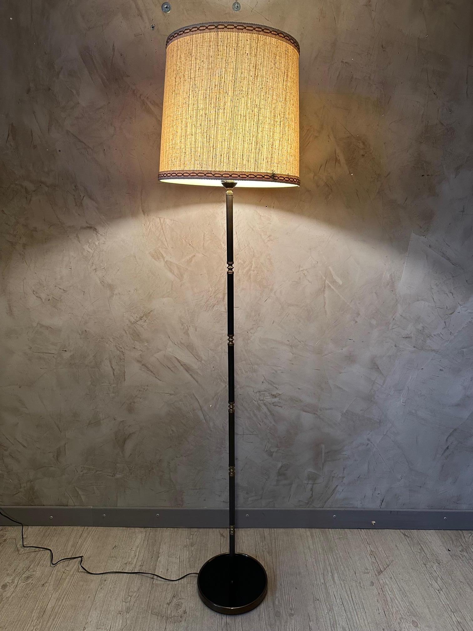 Metal and brass floor lamp from the 50s/60s with a large beige lampshade. Switch on the floor lamp. Nice ambient light.
​