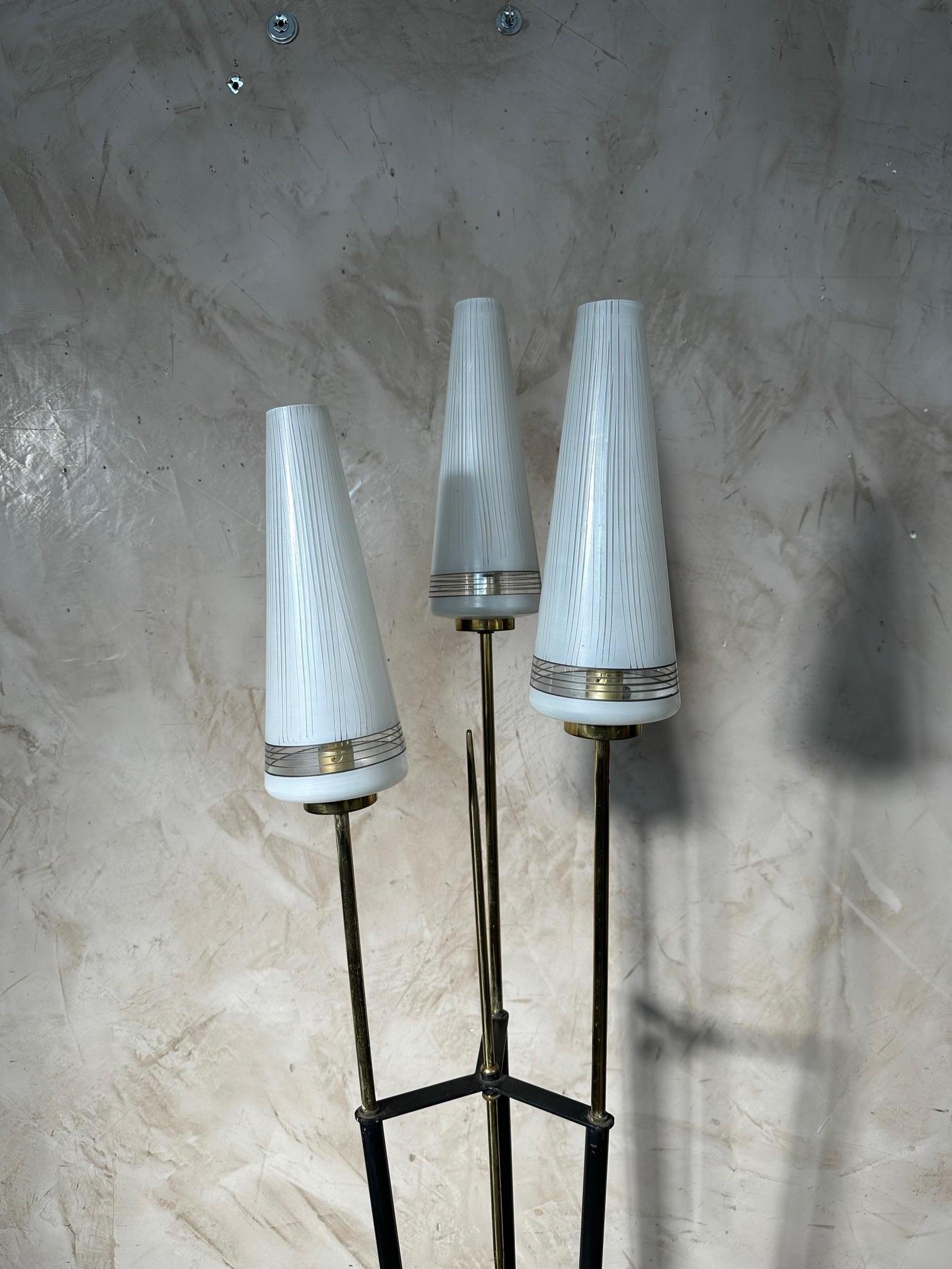20ème siècle Français Lampadaire Vintage en laiton et métal, 1960S Bon état - En vente à LEGNY, FR