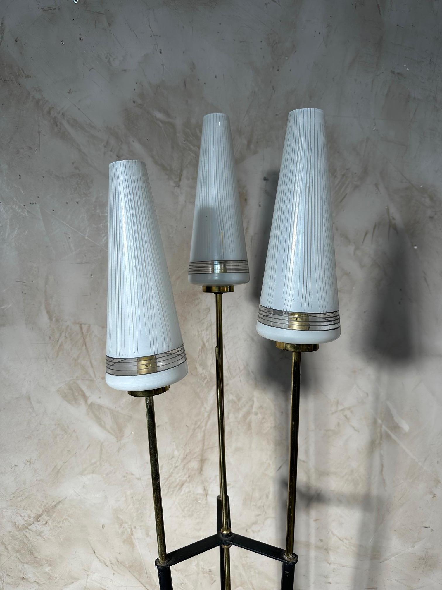 Milieu du XXe siècle 20ème siècle Français Lampadaire Vintage en laiton et métal, 1960S en vente