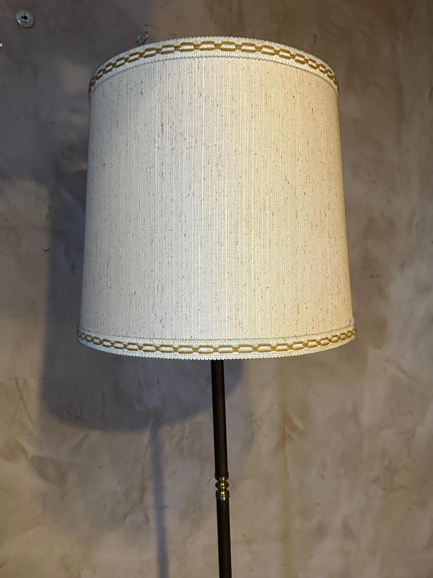 Französische Vintage-Stehlampe aus Messing und Metall aus dem 20. Jahrhundert, 1960er Jahre im Angebot 2