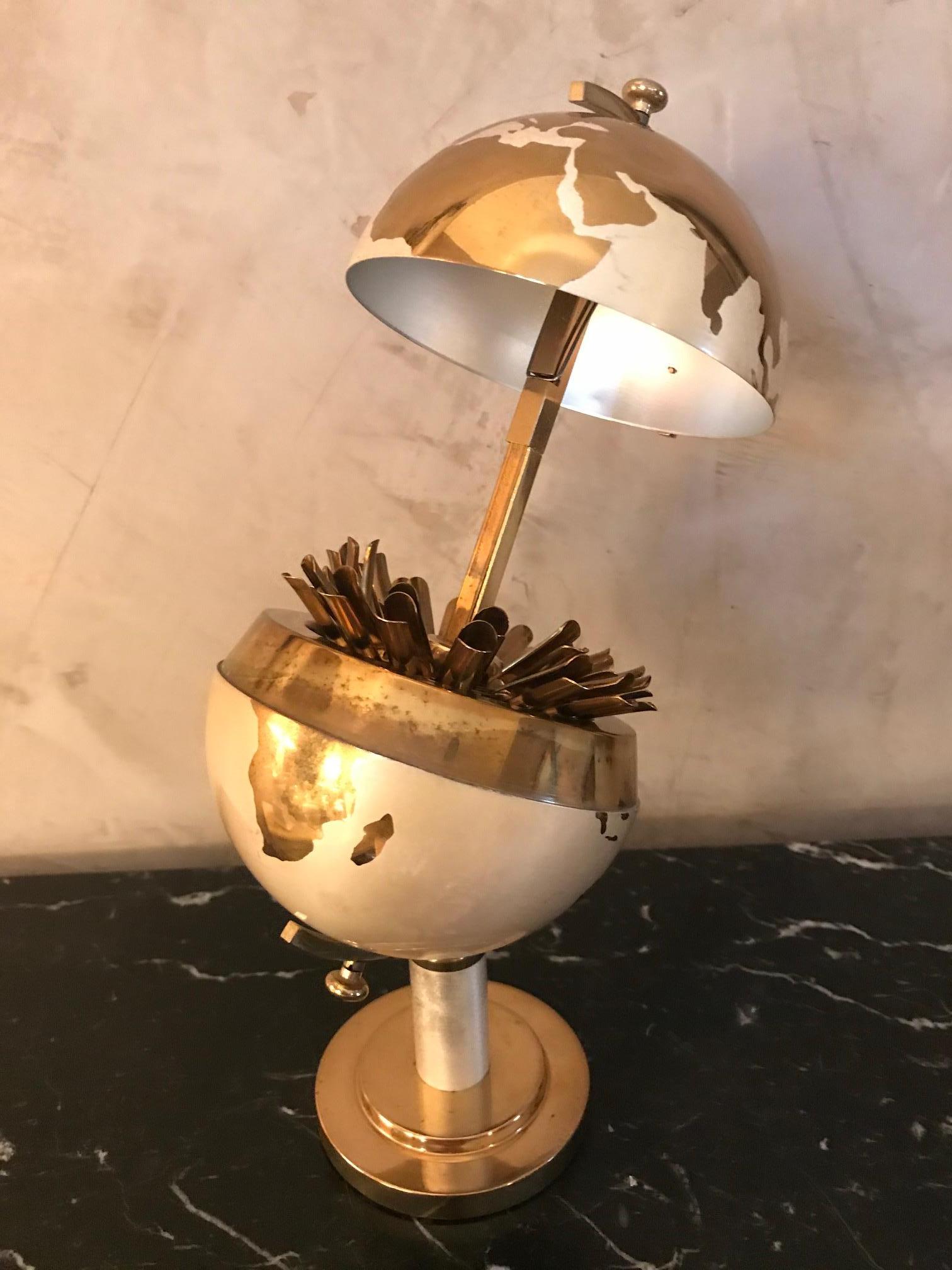 Very nice 20th century French World globe vintage brass cigaret holder from the 1960s.
Opening world globe. 
Good quality and condition.