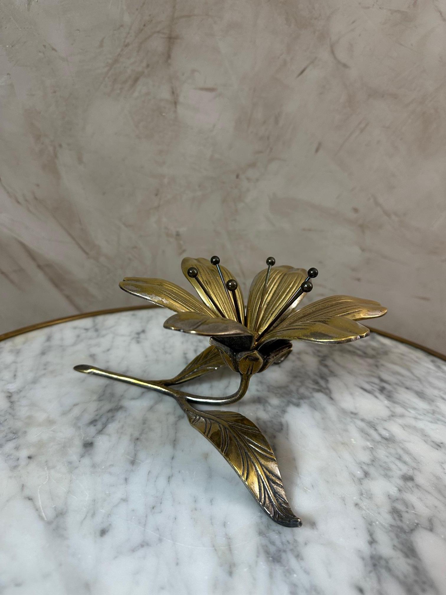 très beau cendrier en laiton en forme de fleur datant des années 60. 
Ouverte ou en bouton, cette jolie fleur offre 6 pétales amovibles qui forment autant de petits cendriers individuels.
Objet décoratif et pratique, les pétales peuvent être