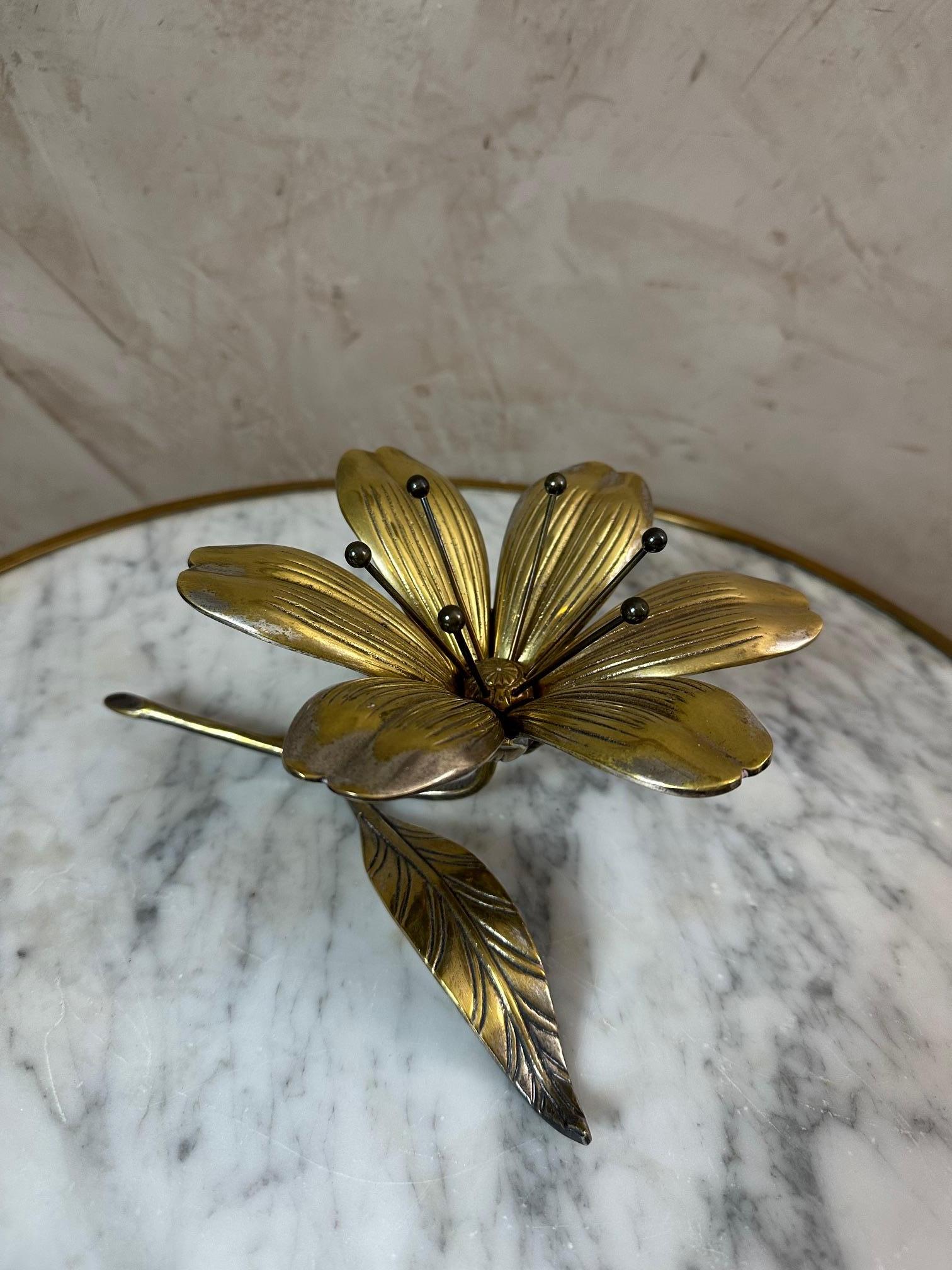 20ème siècle Français Cendrier à fleurs en laiton vintage, 1960s Bon état - En vente à LEGNY, FR