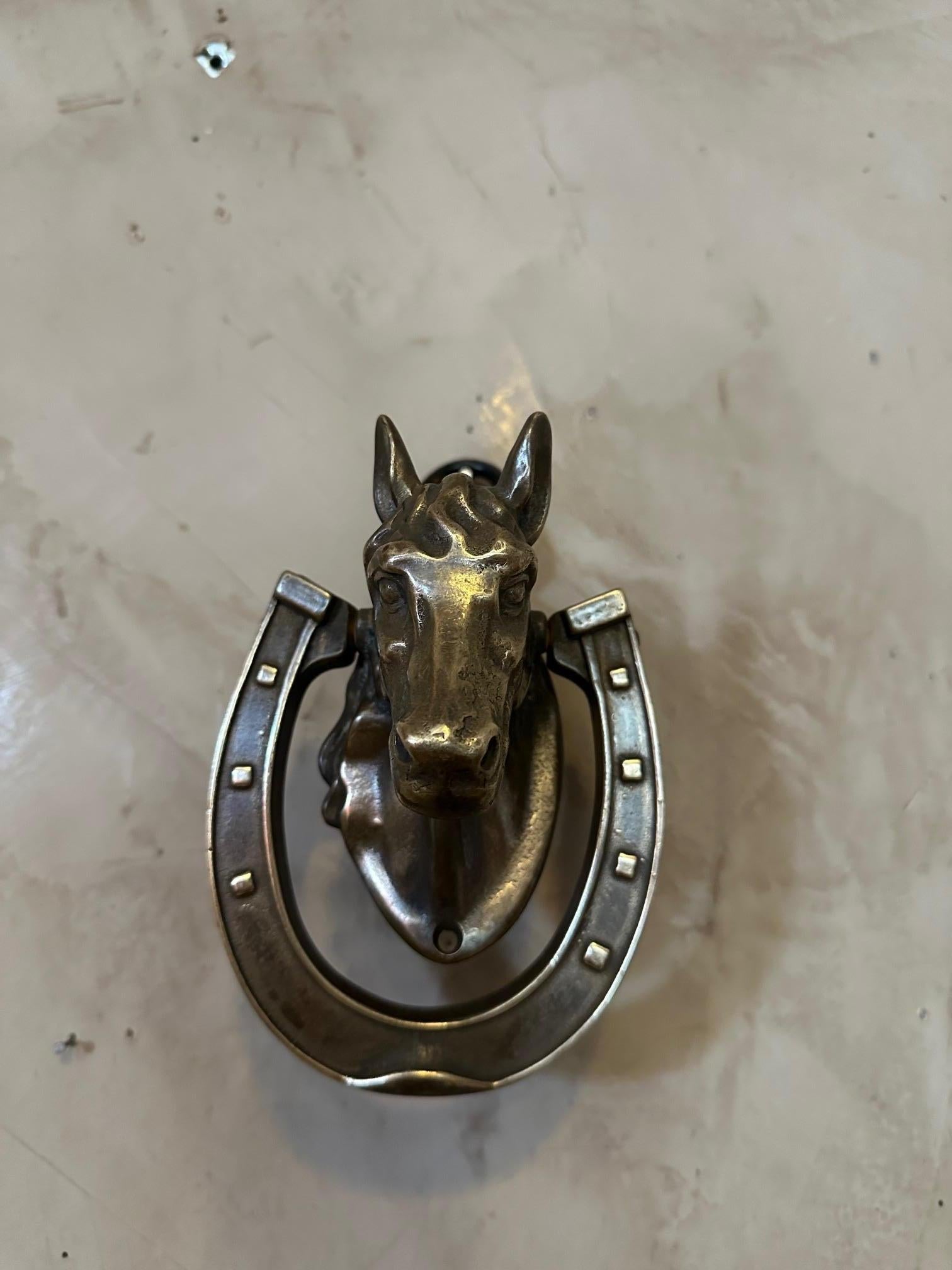 Muy bella aldaba de bronce que representa la cabeza de un caballo y una herradura que servirá de aldaba.
Data de los años 50. Buena calidad.