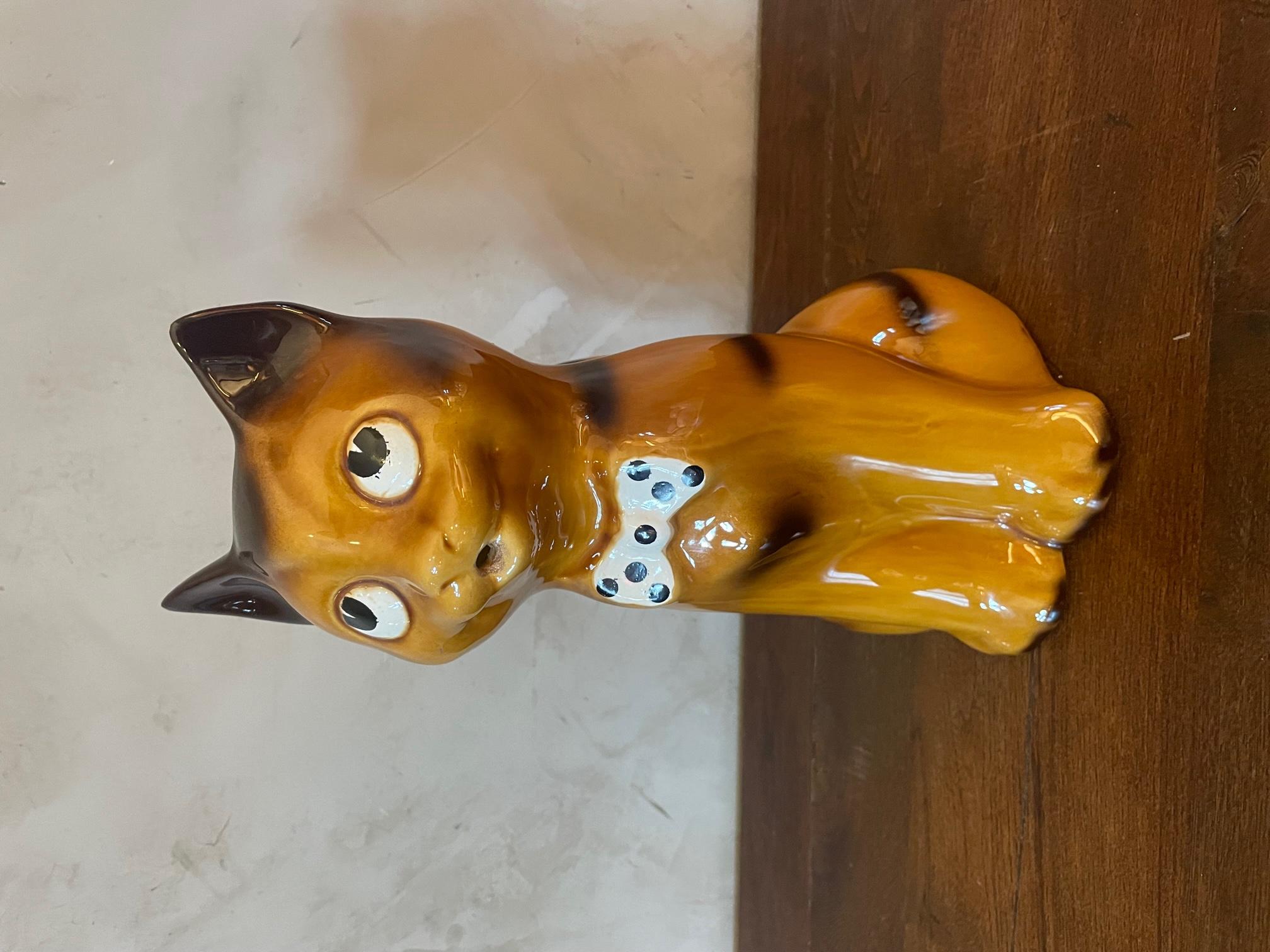 Très joli pichet en céramique vintage avec une forme de chat roulant les yeux vers le haut. Grande dimension. 
(petites rayures sur les oreilles) Bon état général.