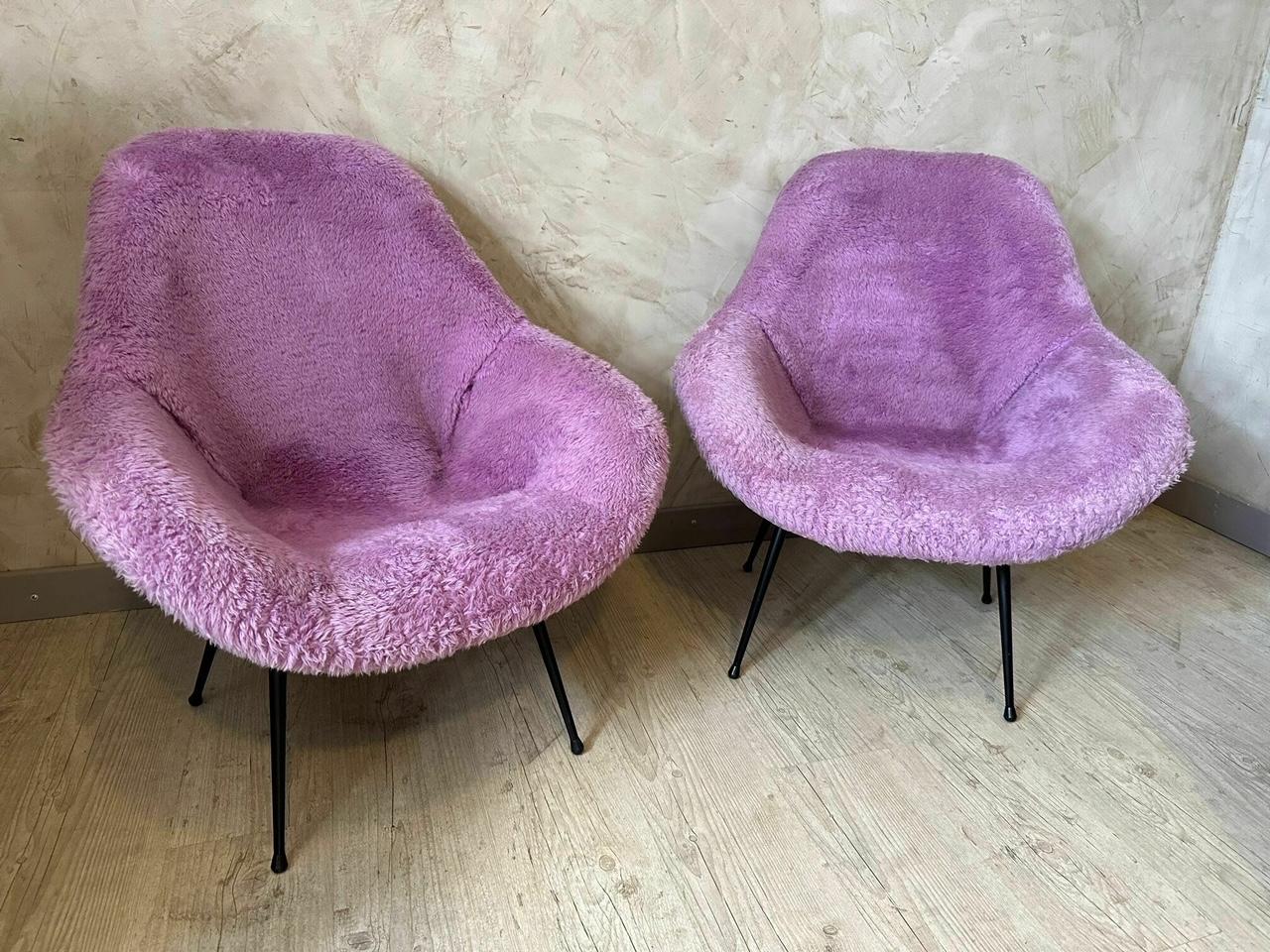 Französischer Vintage-Sessel aus flauschigem lila Stoff des 20. Jahrhunderts, 1950er Jahre im Zustand „Gut“ im Angebot in LEGNY, FR