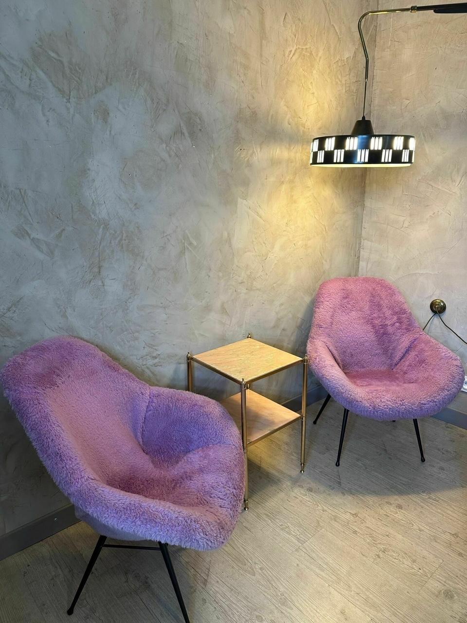 Französischer Vintage-Sessel aus flauschigem lila Stoff des 20. Jahrhunderts, 1950er Jahre im Angebot 3