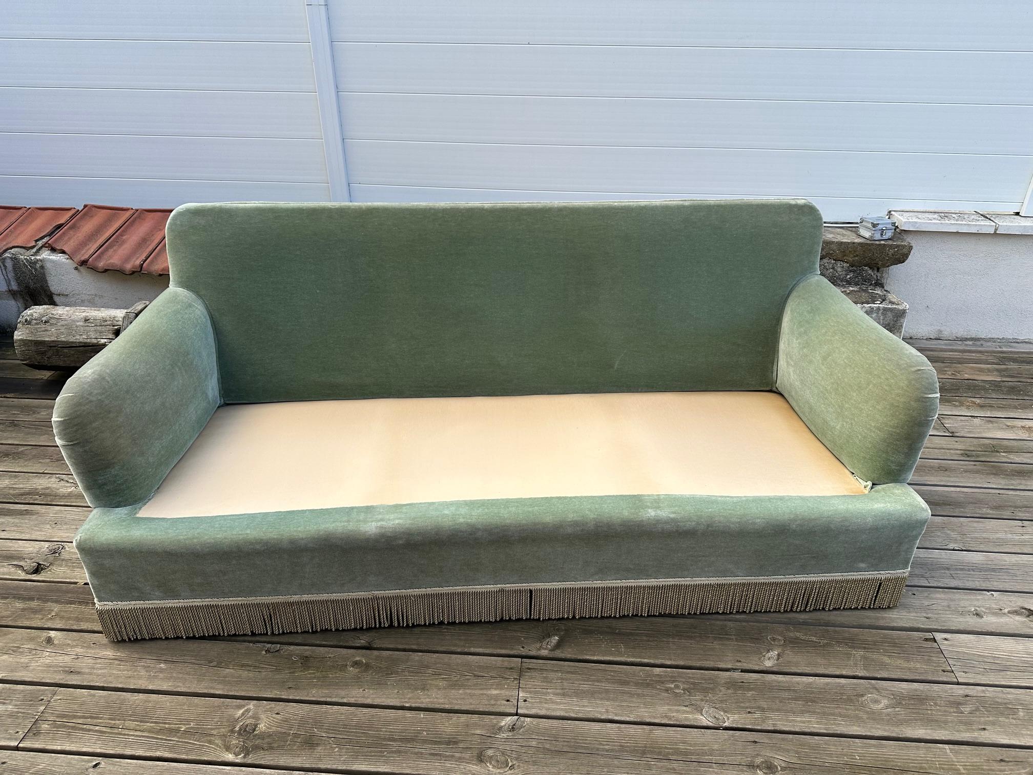 Nice green velvet fringed sofa from the 60s in good general condition.
Not removable seat fabric, padded with feather which makes the sofa very comfortable.
Good quality.
