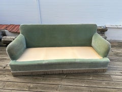 Französisches Vintage-Sofa aus grünem Samt und Fransen mit 3 Sitzen aus dem 20. Jahrhundert