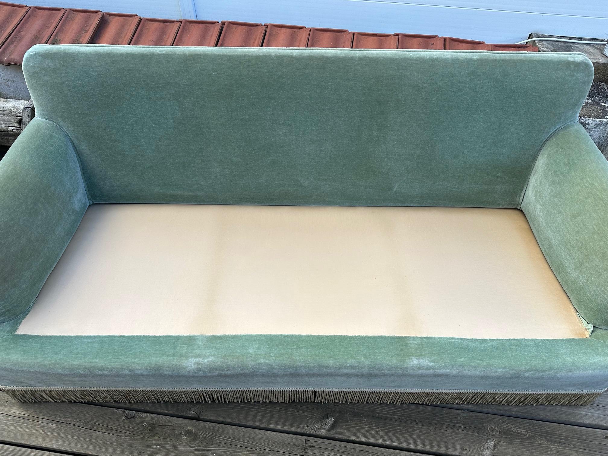 20th century French vintage Green Velvet and Fringes 3 seats Sofa In Good Condition In LEGNY, FR