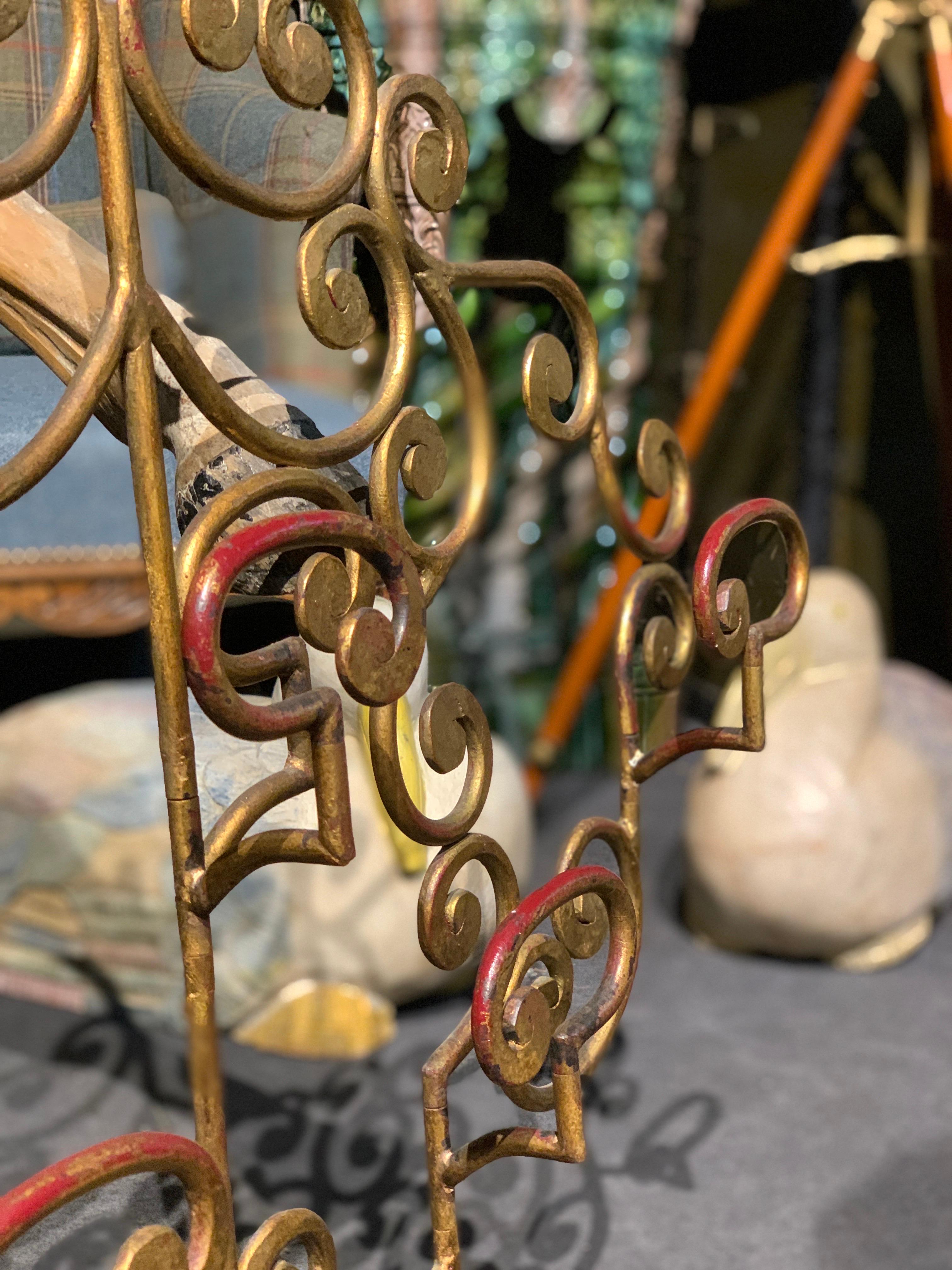 Français Cintre en métal peint et sculpté à la main du 20ème siècle. en vente