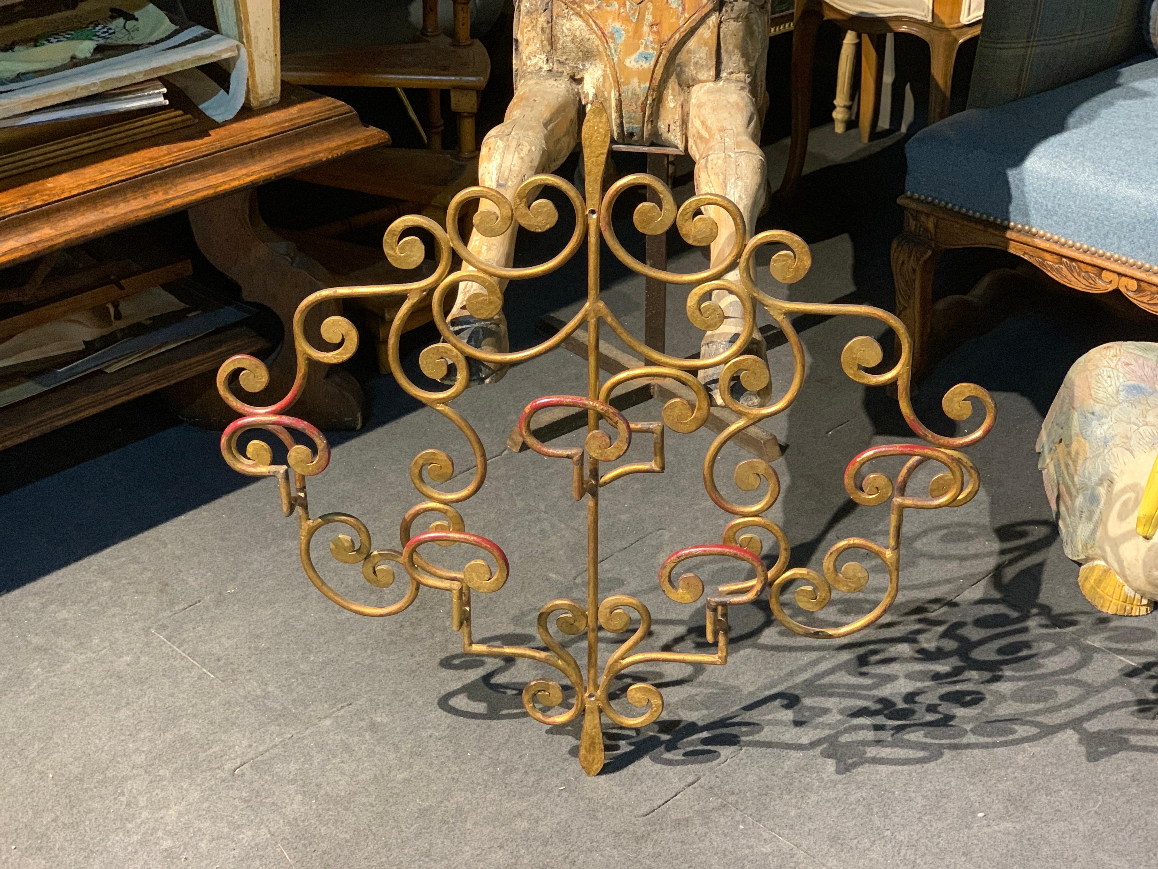 Cintre en métal peint et sculpté à la main du 20ème siècle. Bon état - En vente à Sofia, BG