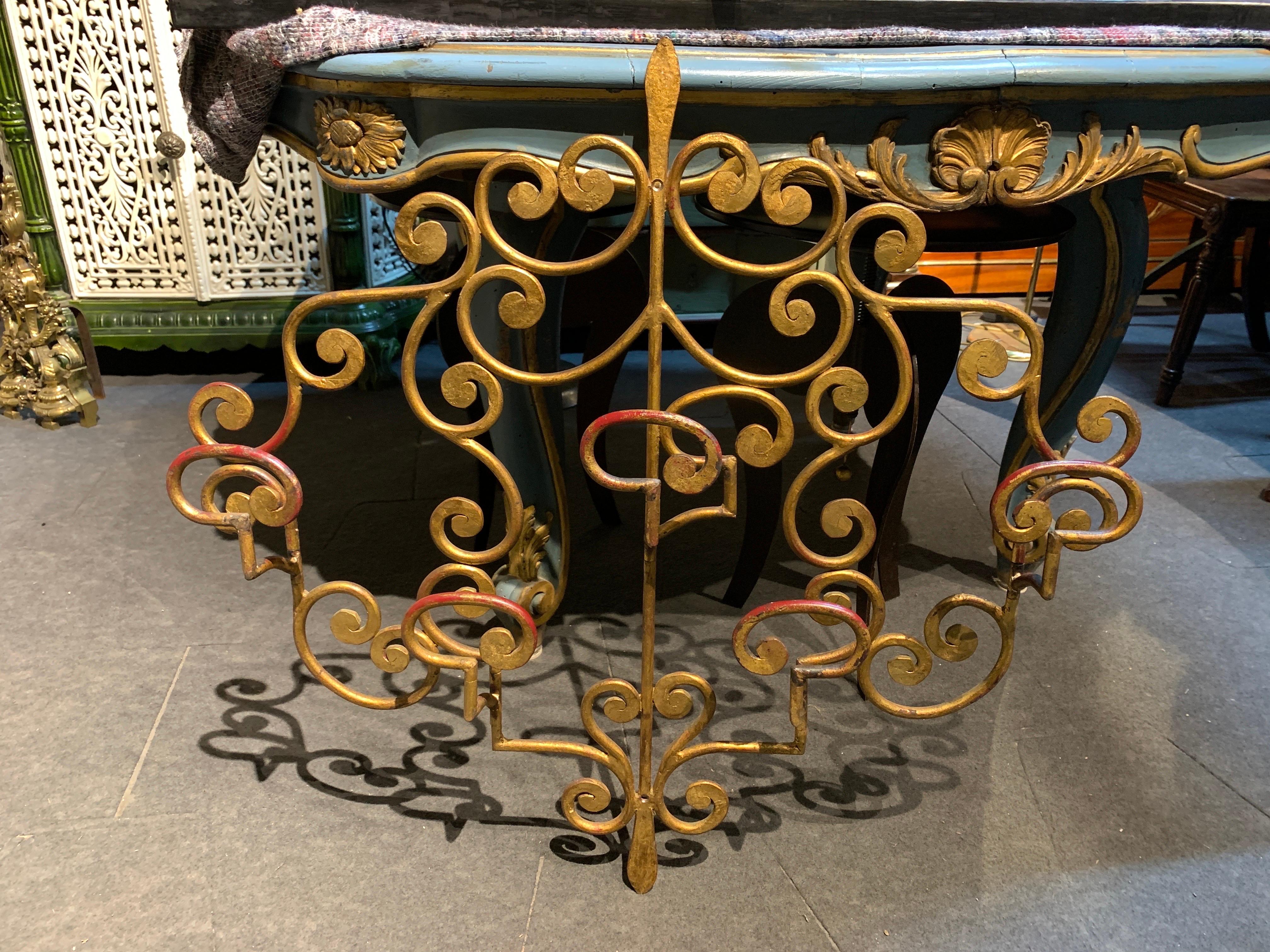 20ième siècle Cintre en métal peint et sculpté à la main du 20ème siècle. en vente