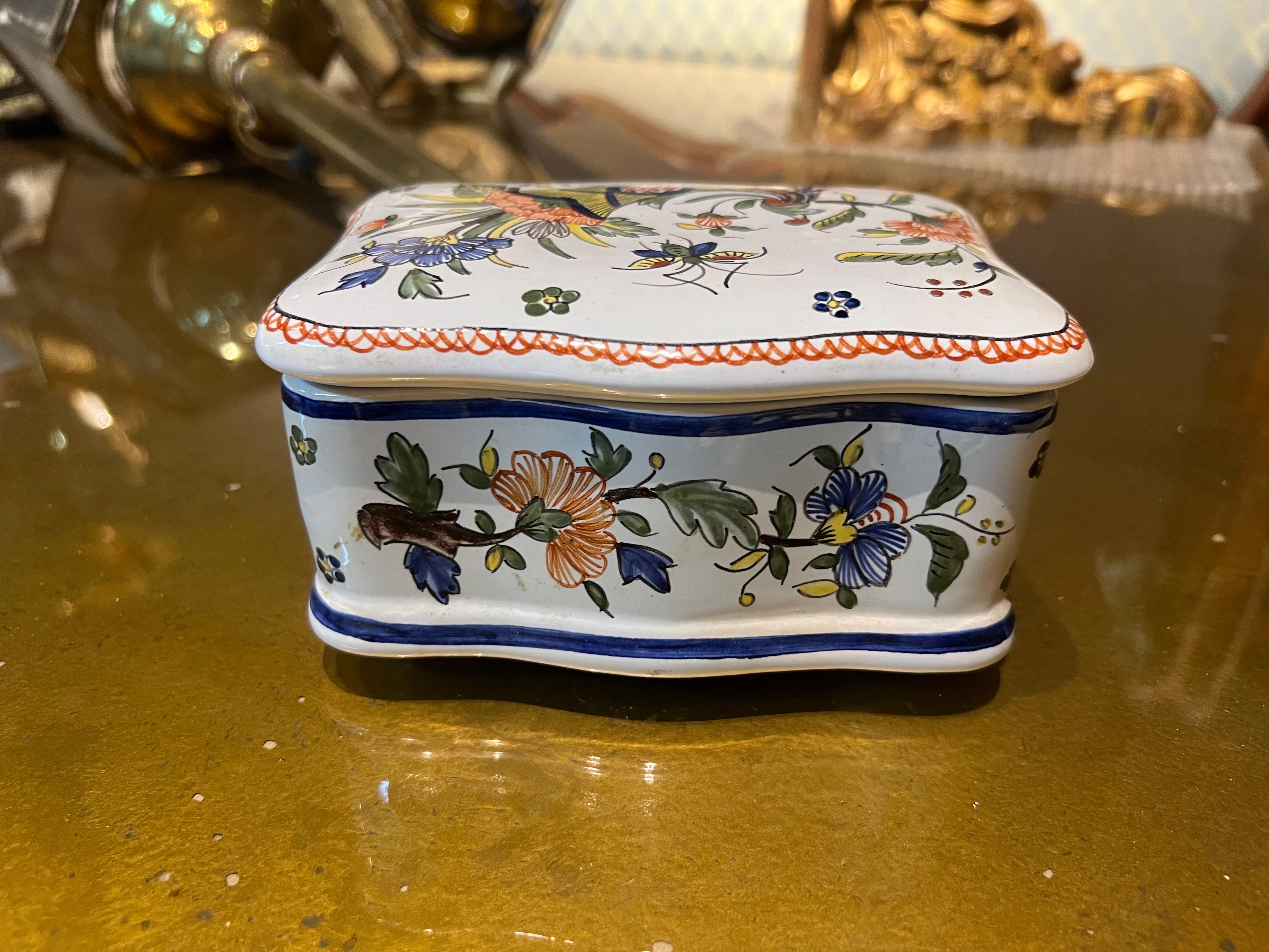Boîte à bibelots vintage en céramique peinte à la main

Ajoutez une touche de charme intemporel à votre intérieur avec cette magnifique boîte à bibelots vintage en céramique. Peinte à la main avec des motifs floraux complexes dans des tons vibrants