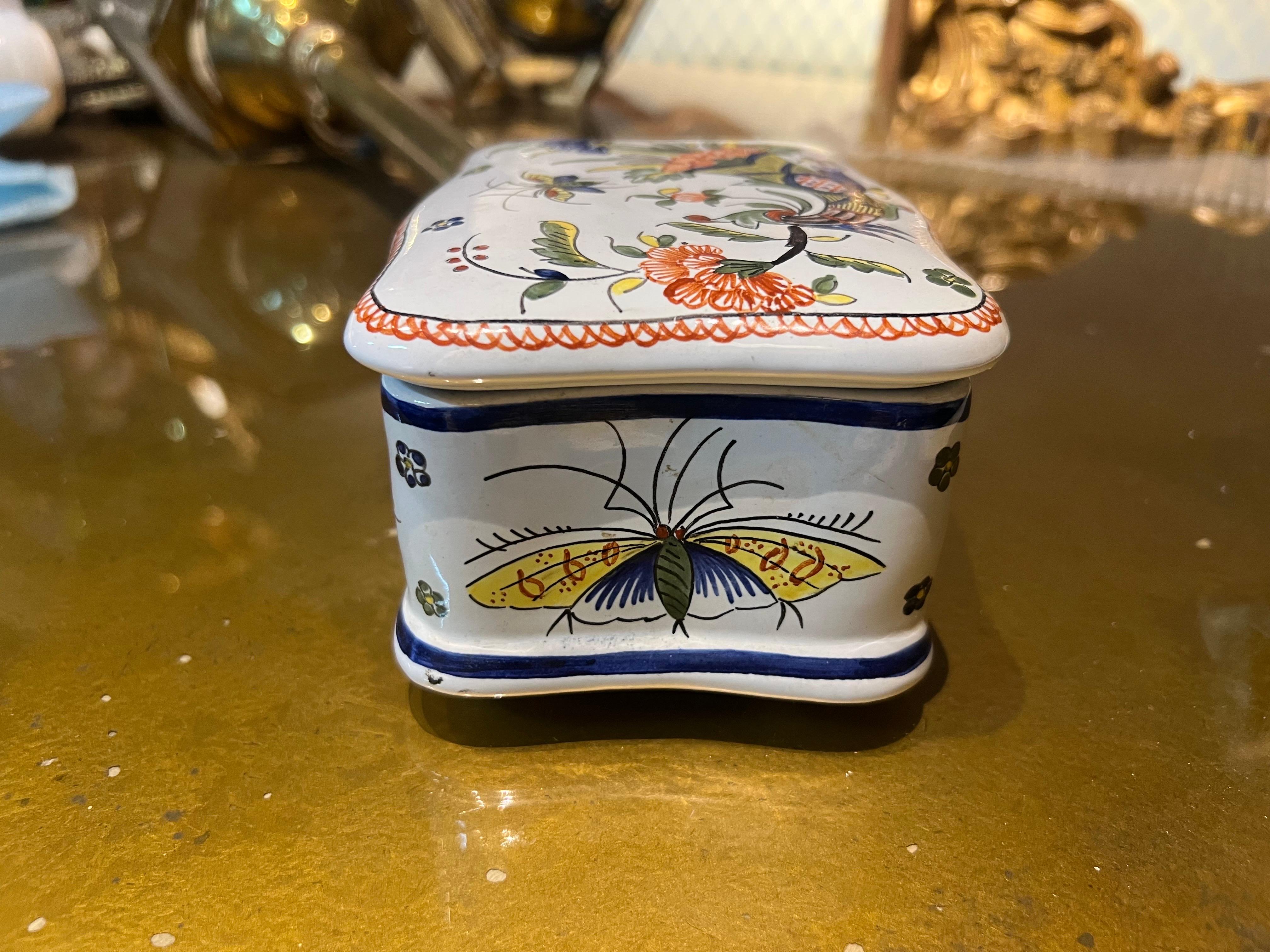 Français Boîte à bibelots en céramique peinte à la main du 20e siècle. en vente