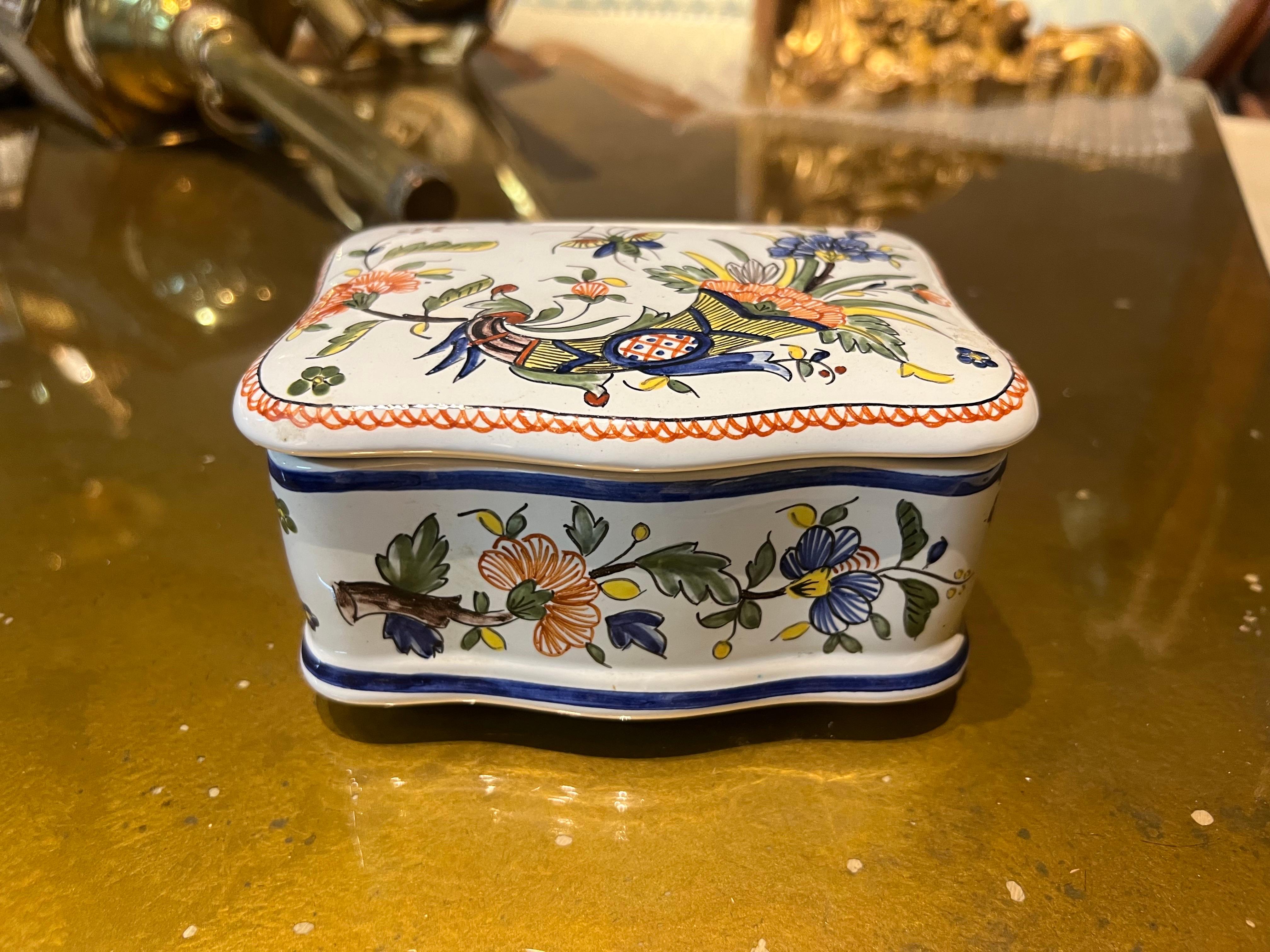 Peint à la main Boîte à bibelots en céramique peinte à la main du 20e siècle. en vente