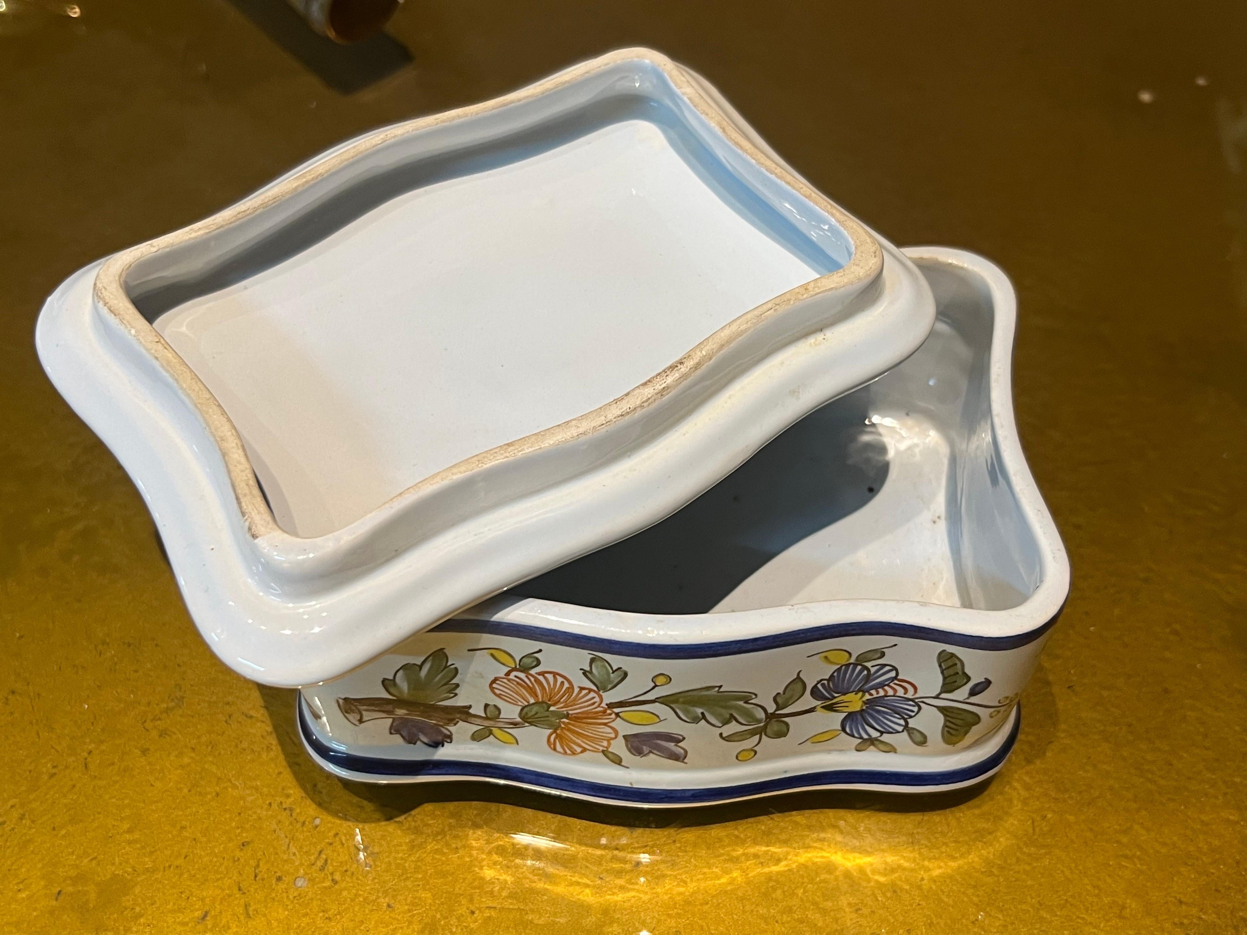 20ième siècle Boîte à bibelots en céramique peinte à la main du 20e siècle. en vente