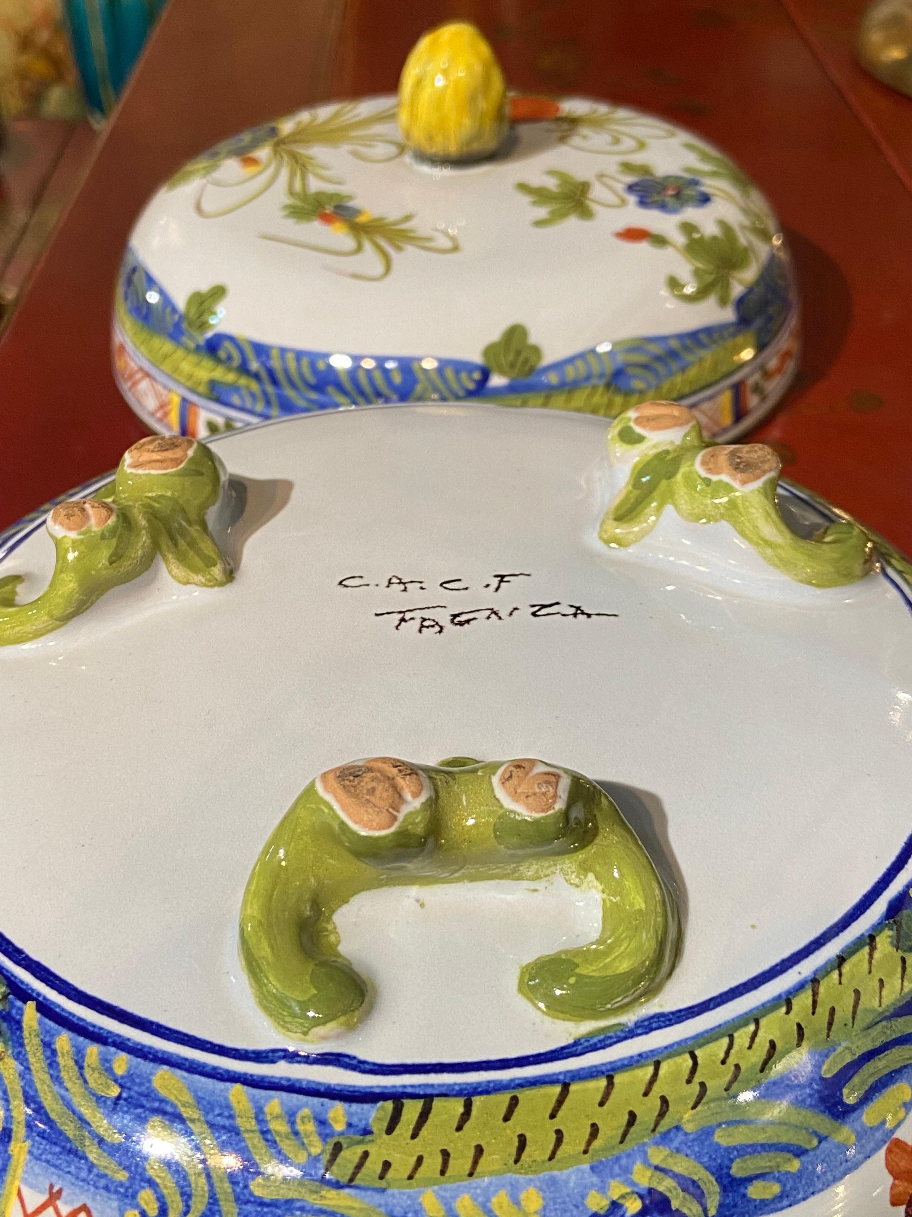 20. Jahrhundert Französisch Vintage Hand gemalt signiert Keramik Candy Box im Zustand „Gut“ im Angebot in Sofia, BG