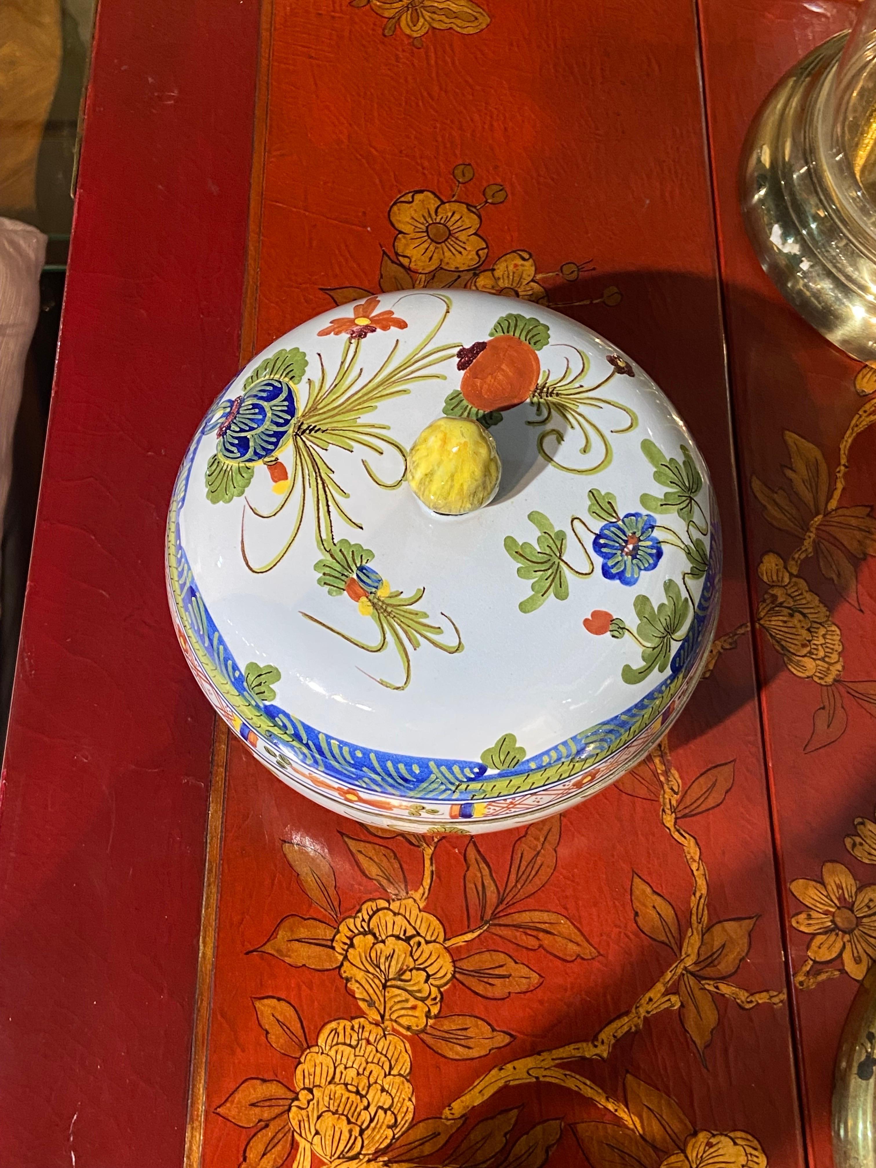20. Jahrhundert Französisch Vintage Hand gemalt signiert Keramik Candy Box im Angebot 1