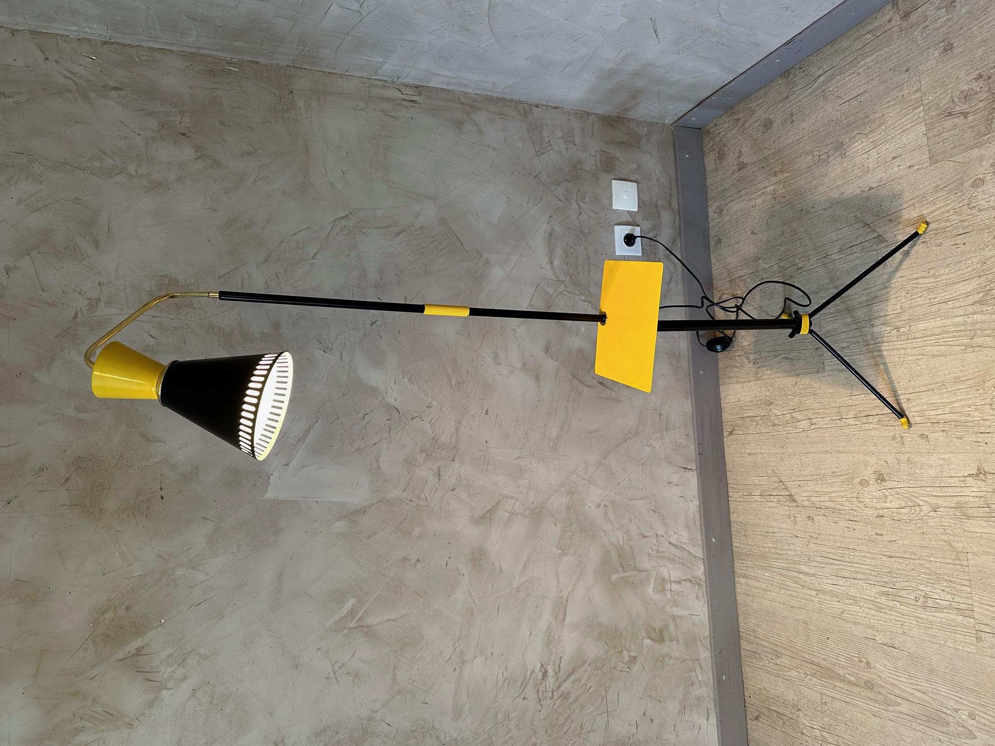 Very beautiful vintage floor lamp from the 60s in perfect black and yellow condition.
Has been rewiring by a professional.
Made of metal and brass. Yellow metal tray for placing a glass or a book.
Tripod foot. Very good quality and perfect condition.