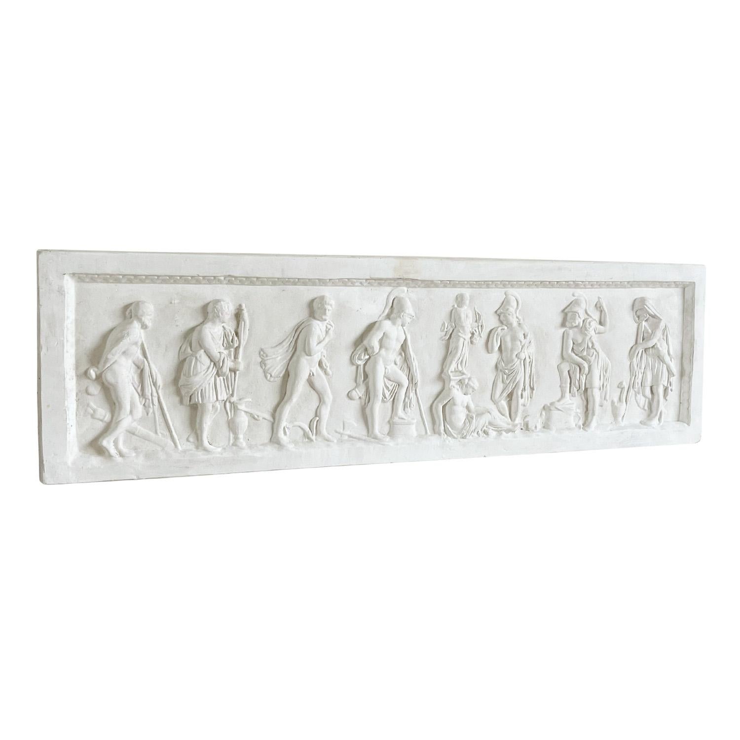 Un long relief rectangulaire hellénistique moulé en plâtre provenant de l'Agora d'Athènes, en bon état, représentant le sénat et des guerriers grecs. Non recommandé pour une utilisation à l'extérieur. Décoloration mineure due à l'âge. Usure conforme