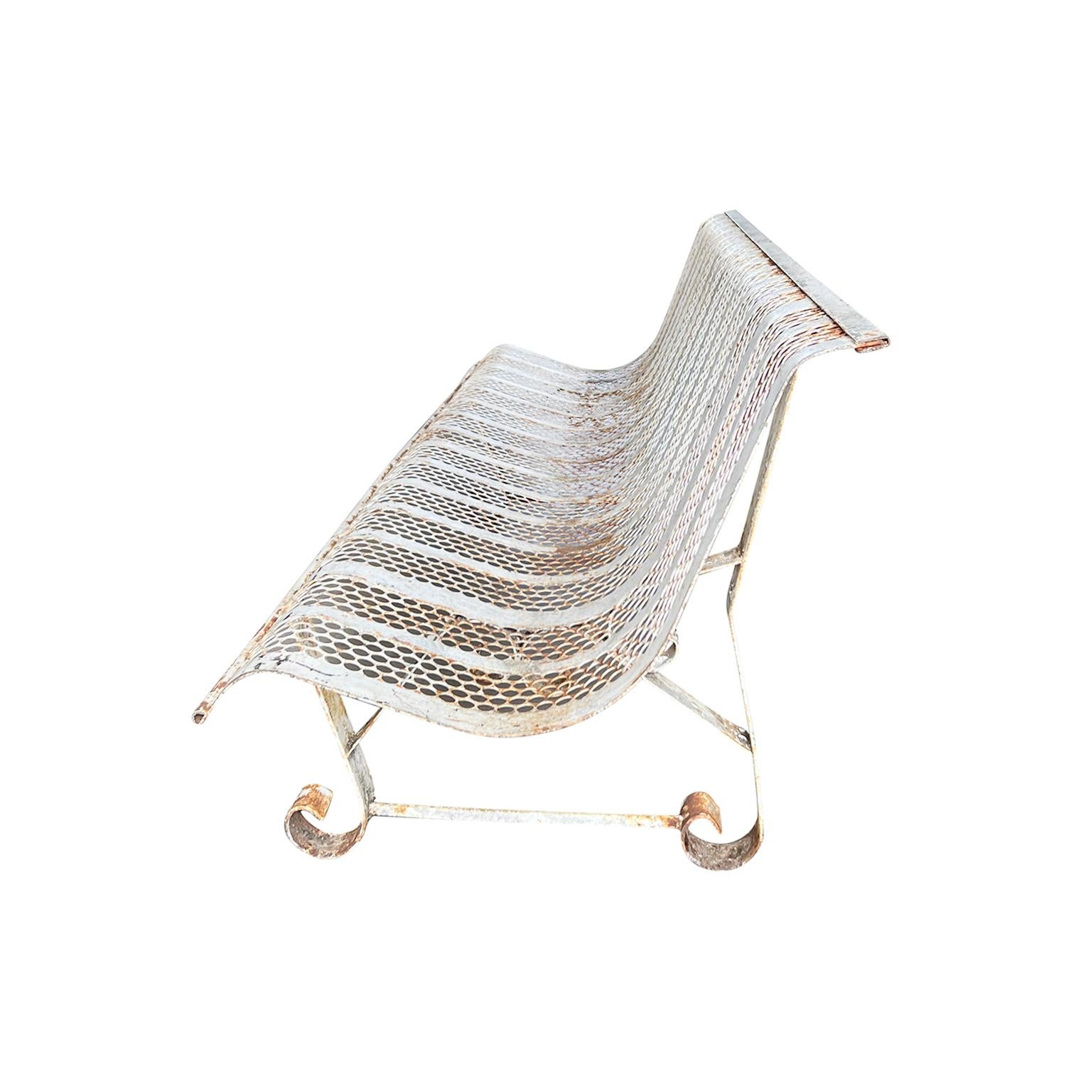 Banco de jardín francés vintage de metal perforado blanco, con respaldo en forma de volutas e inserciones de metal perforado blanco, en buen estado. Patas decorativas de hierro forjado a mano con detalles de volutas, pátina original. Pequeña