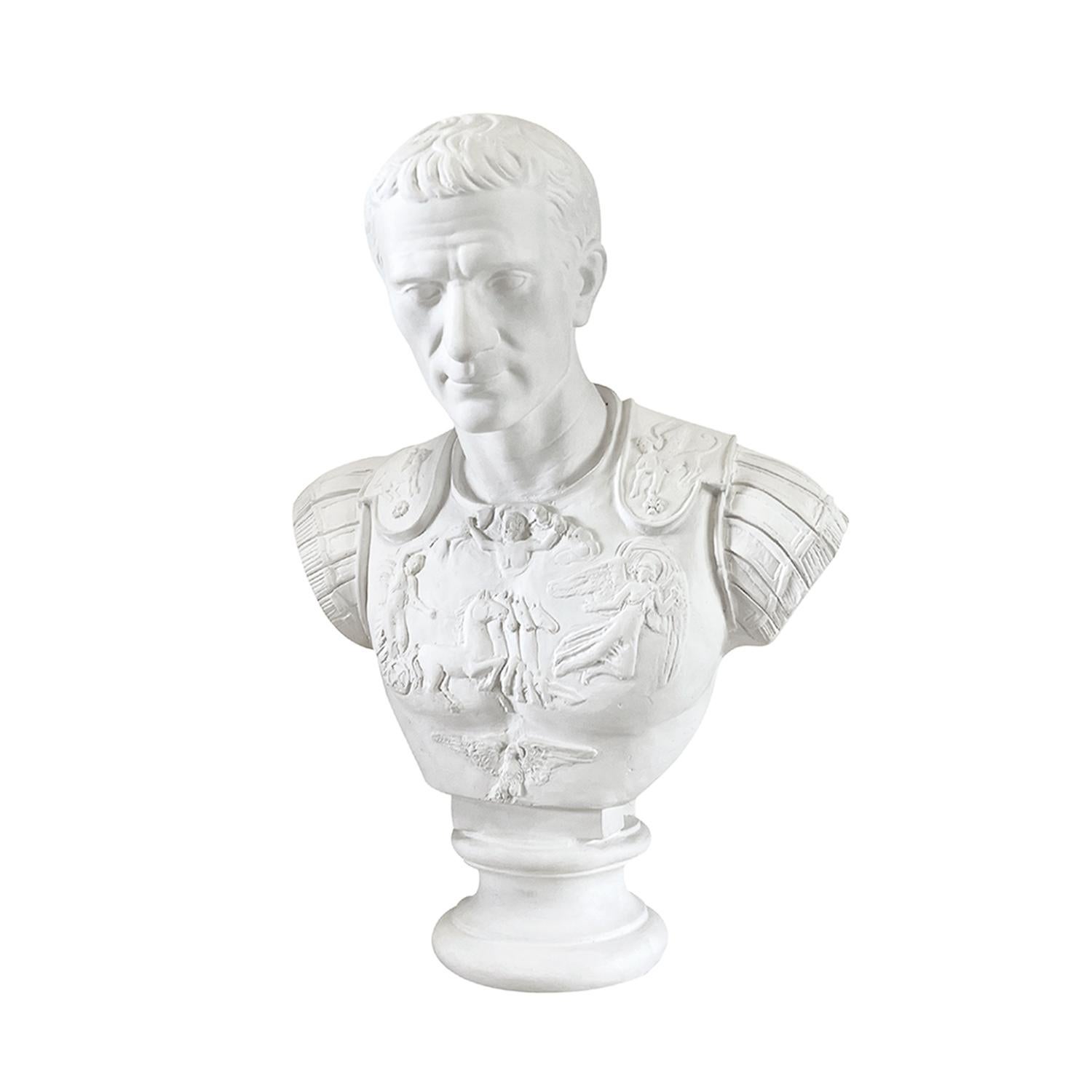 Il busto di Giulio Cesare è modellato in gesso francese rifinito a mano in gesso francese, in buone condizioni. Giulio Cesare, sovrano romano, console e generale. Nato a Roma, 12 luglio 100 a.C. - 15 marzo 44 a.C. He cambiò e trasformò l'Impero