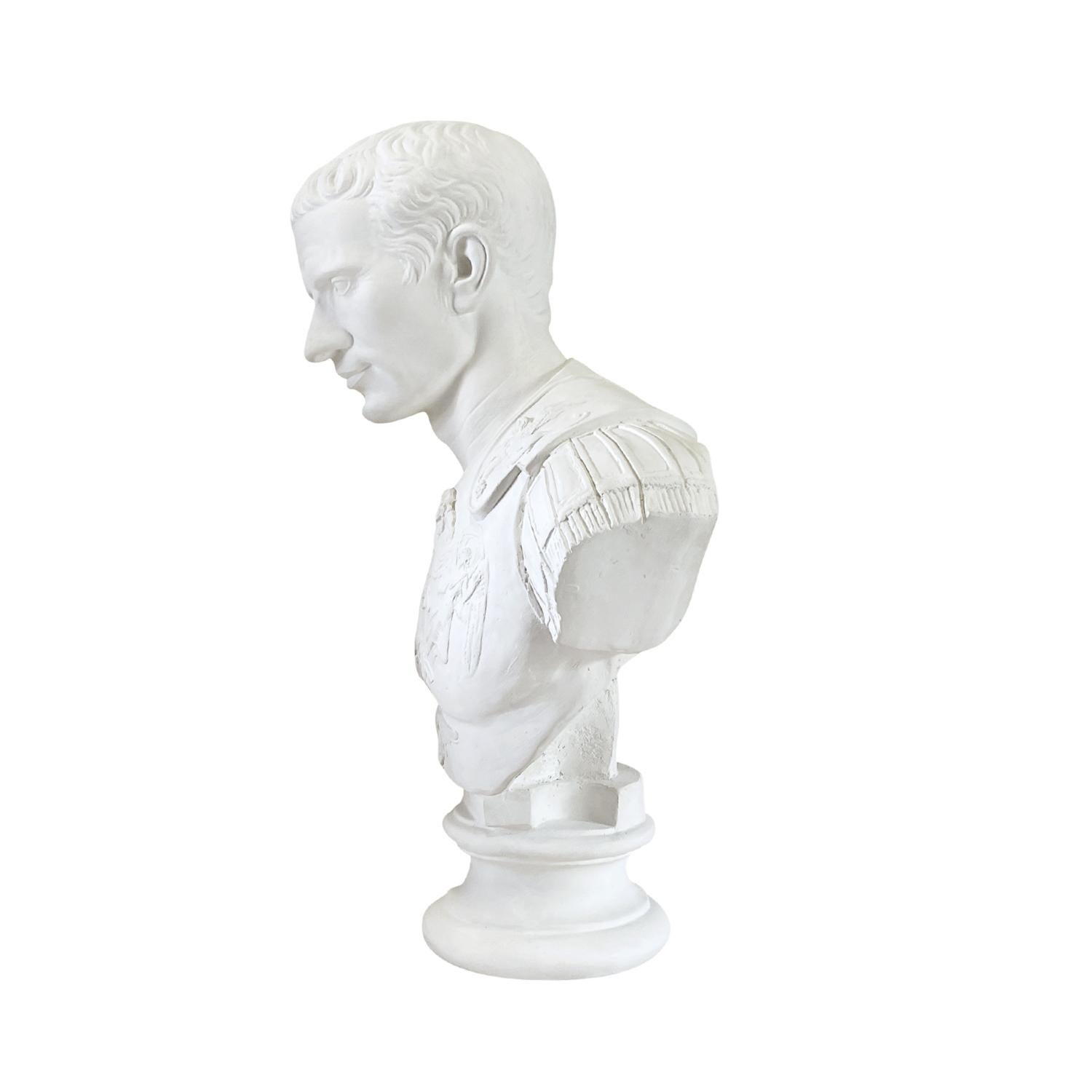 Busto in gesso di Giulio Cesare d'epoca francese del XX secolo In condizioni buone in vendita a West Palm Beach, FL