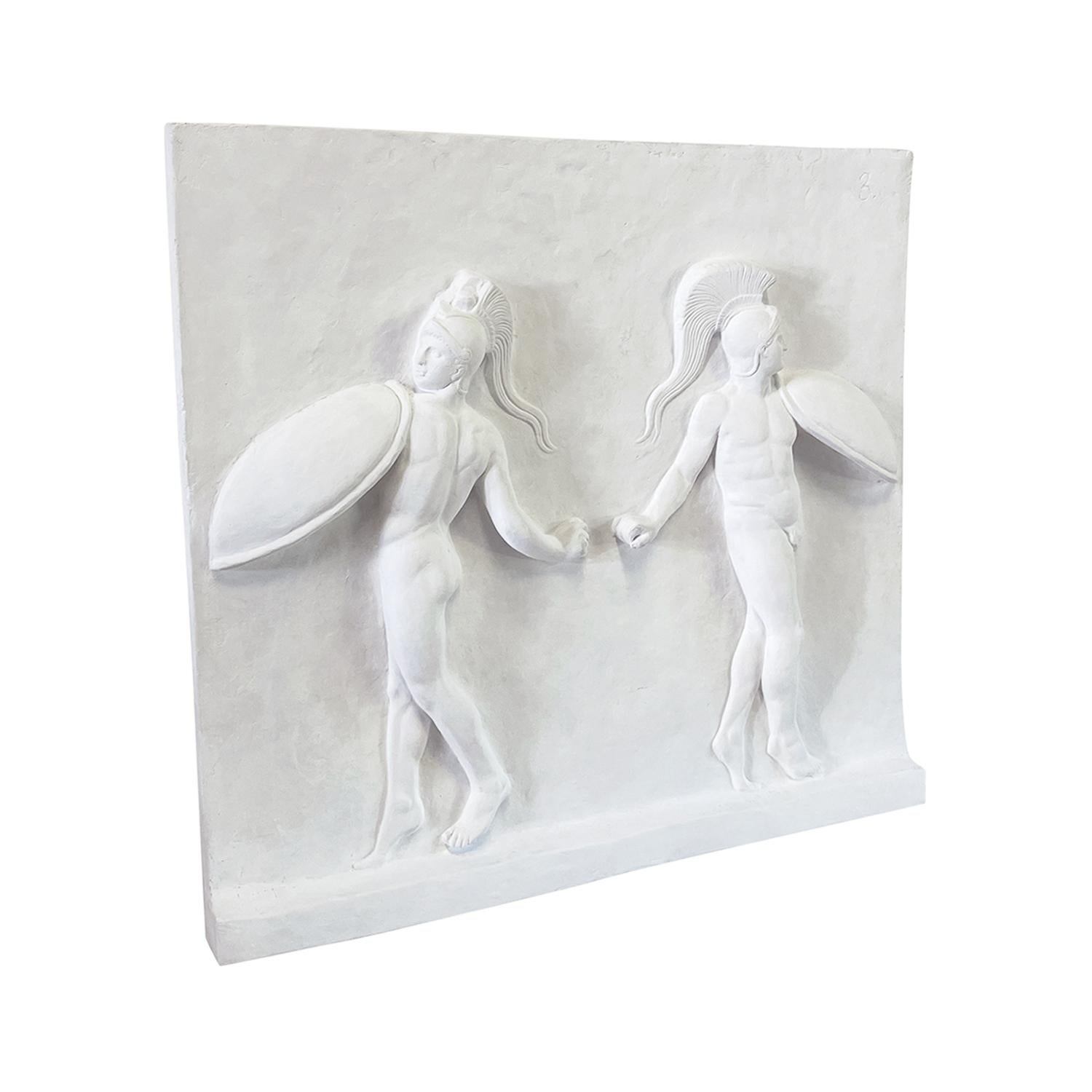 Un rilievo o frammento murale d'epoca in gesso francese raffigura due guerrieri greci, probabilmente di origine cretese, impegnati in una danza, in buone condizioni. Sono raffigurati nudi, il che non lascia dubbi sul fatto che questi uomini si