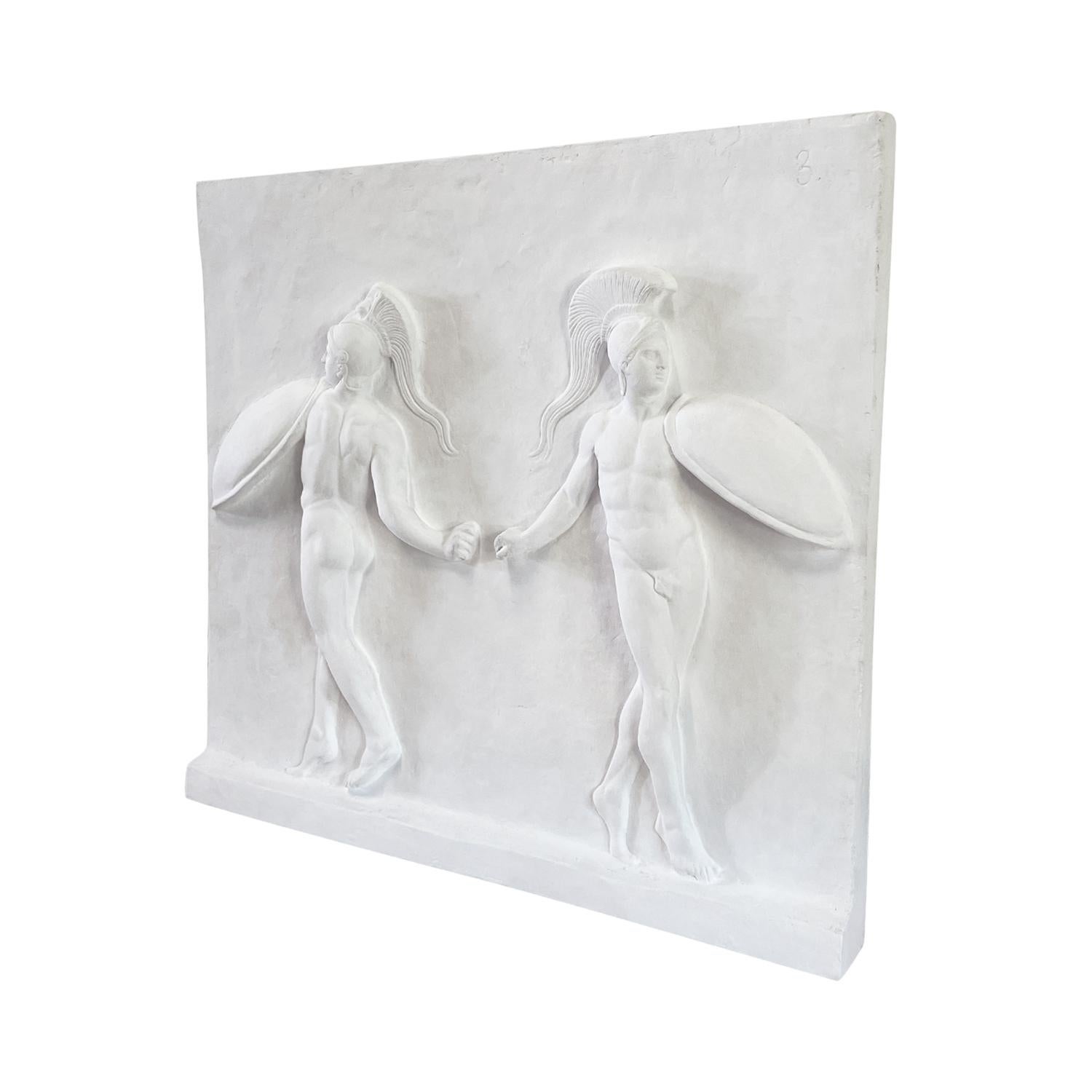 Francese Frammento di gesso vintage francese del XX secolo raffigurante guerrieri danzanti in vendita