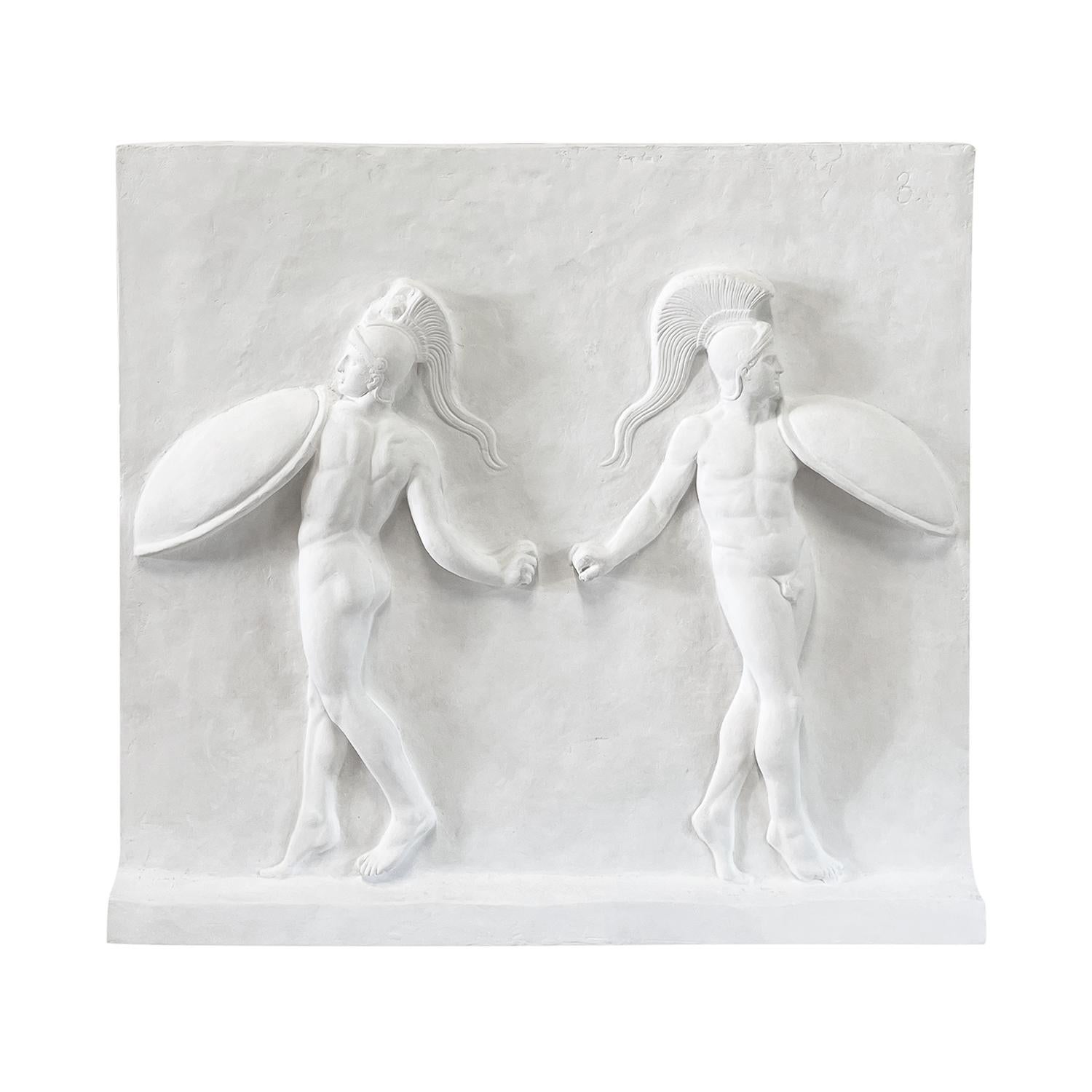 Fatto a mano Frammento di gesso vintage francese del XX secolo raffigurante guerrieri danzanti in vendita