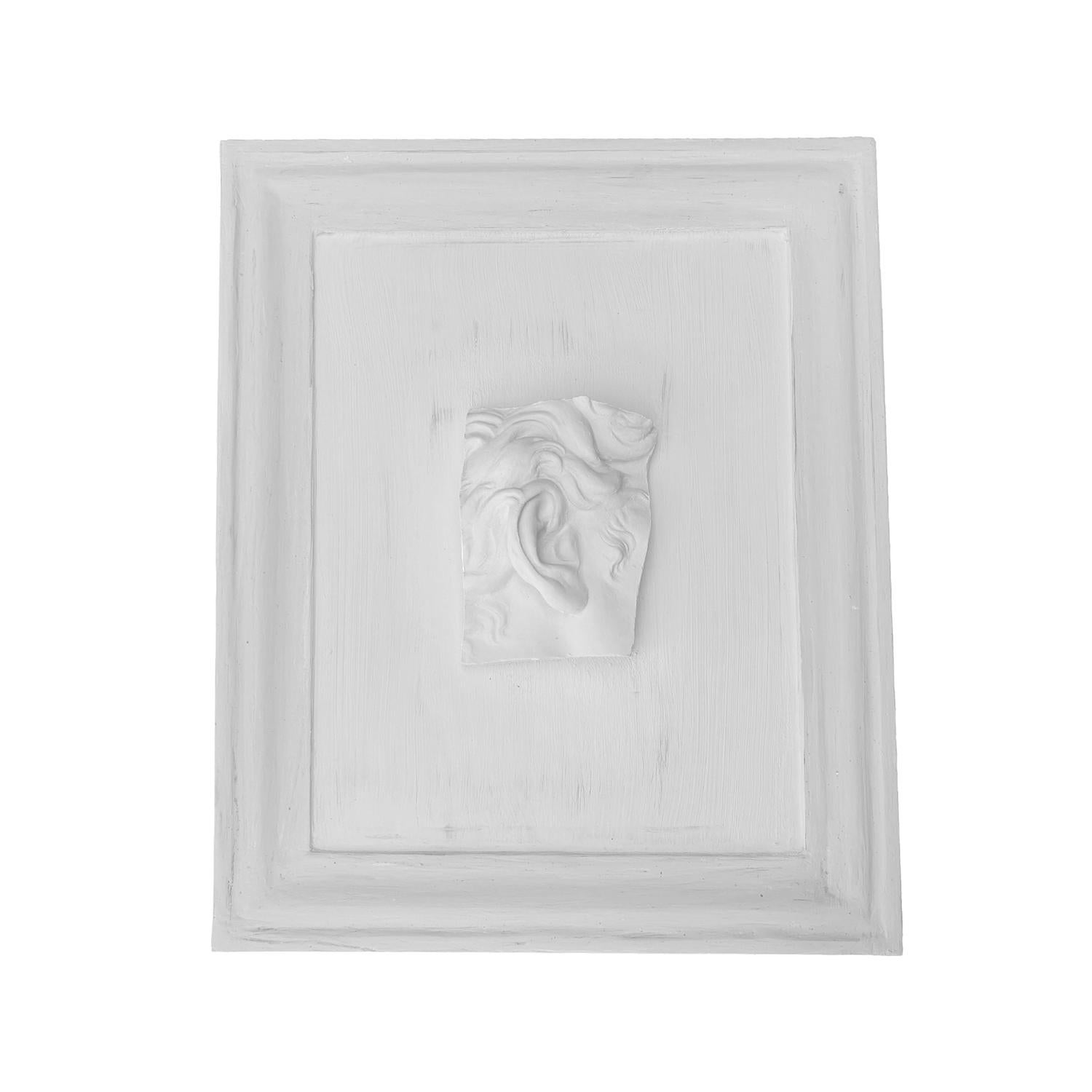 Frammento parziale d'epoca del lato destro della testa di Alexander il Grande, in buone condizioni. Il rilievo dell'orecchio è modellato in gesso francese e rifinito a mano. Non è consigliato per l'uso esterno. Leggero scolorimento dovuto all'età.