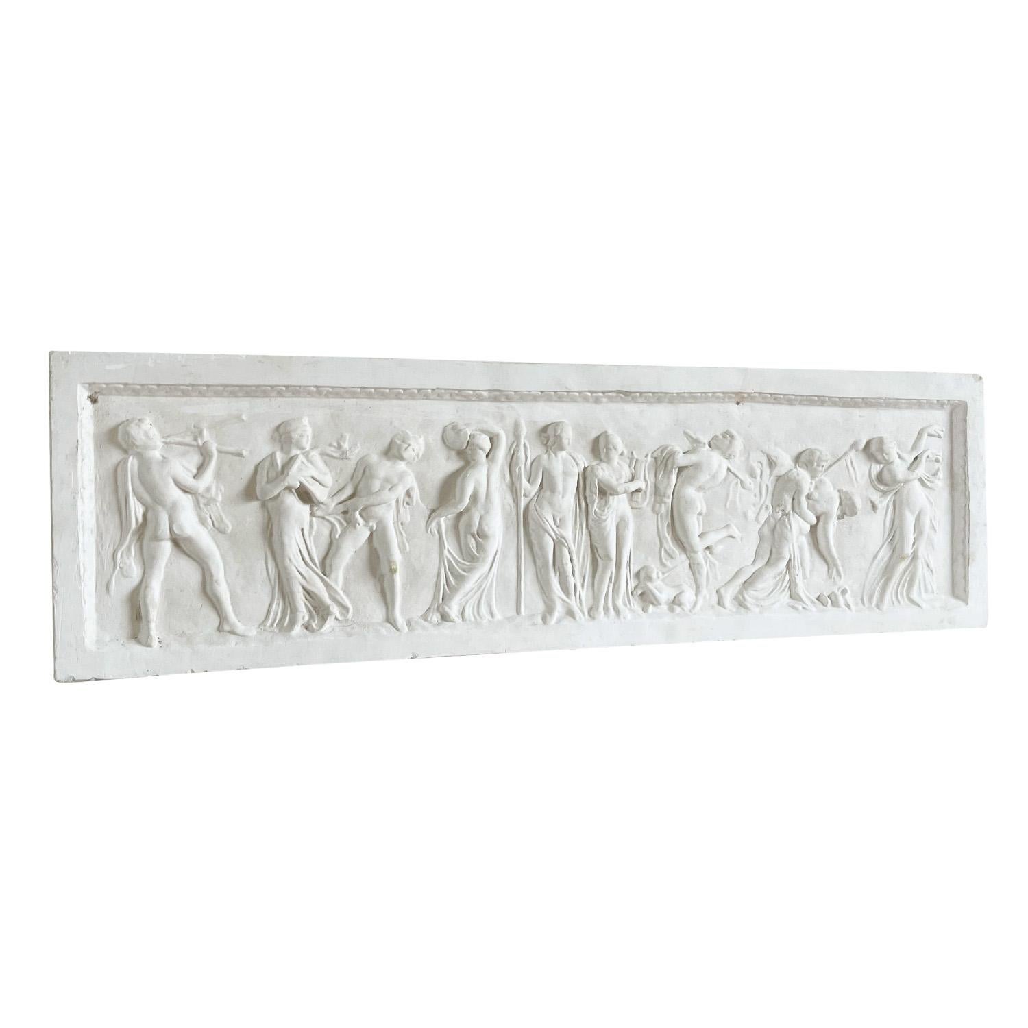 Frammento di rilievo ellenistico d'epoca, lungo e rettangolare, modellato in gesso, proveniente dall'Agorà ateniese e raffigurante il senato e antichi guerrieri greci, in buone condizioni. Non è consigliato per l'uso esterno. Leggero scolorimento