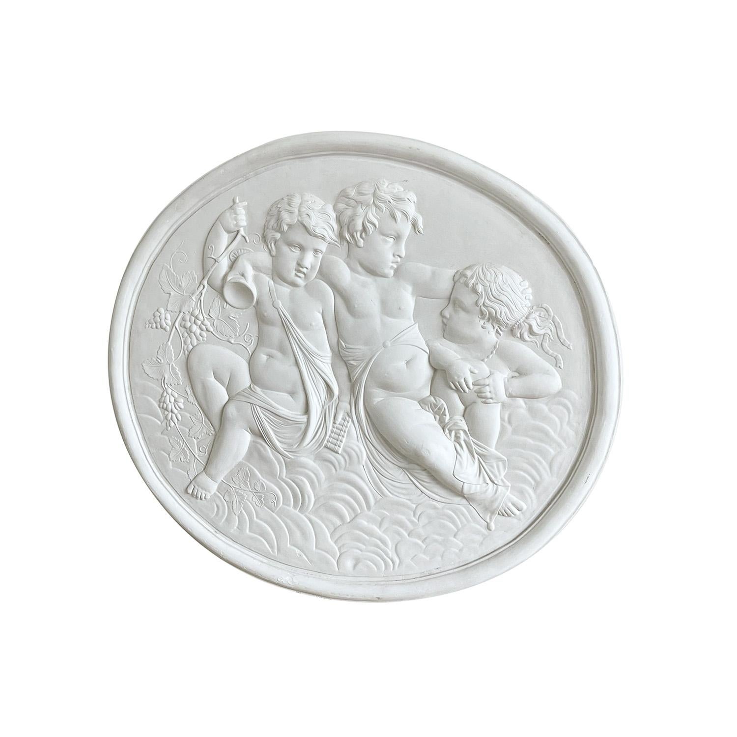 Französisches Vintage-Gipsrelief mit drei Engeln aus dem 20. Jahrhundert (Handgefertigt) im Angebot