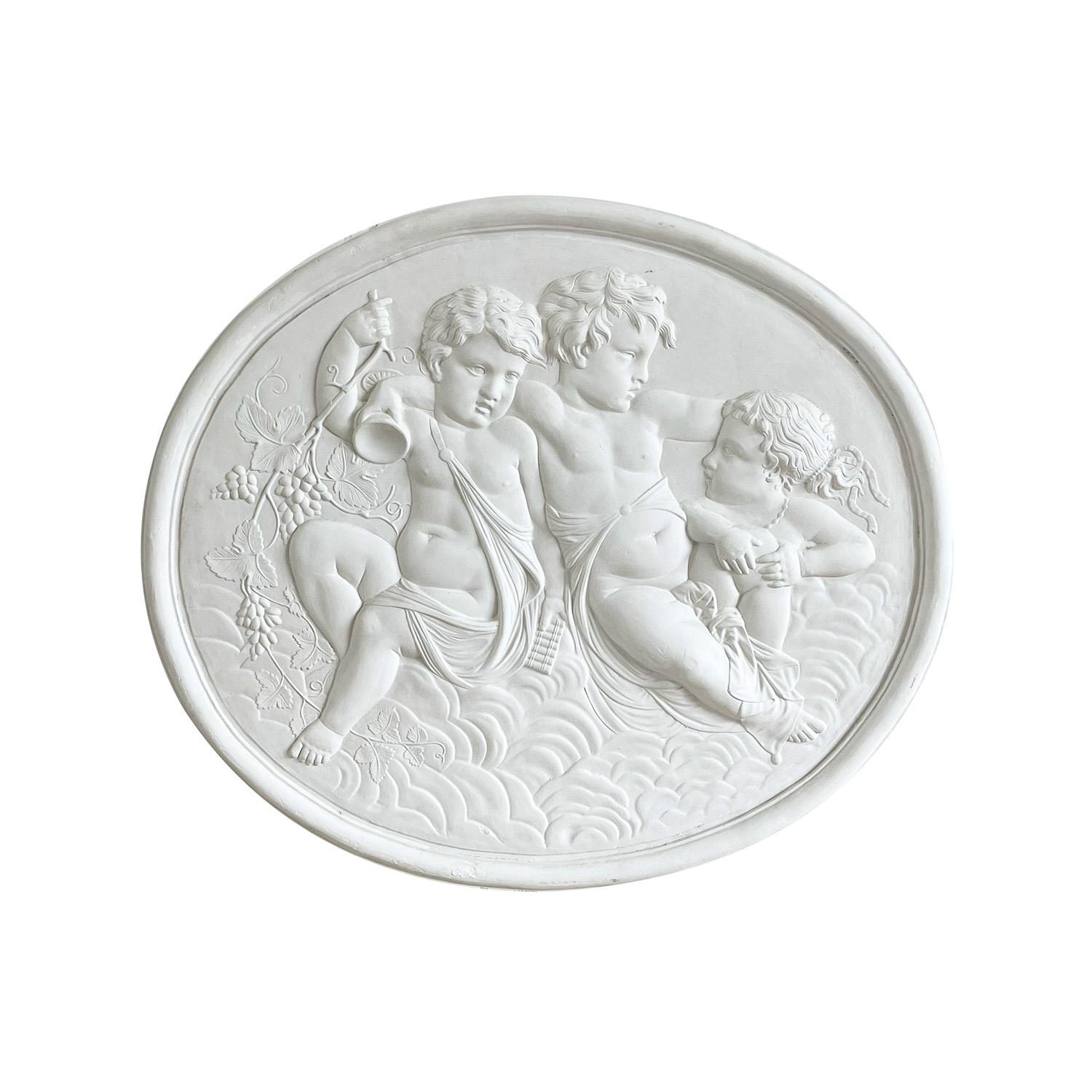 Französisches Vintage-Gipsrelief mit drei Engeln aus dem 20. Jahrhundert im Zustand „Gut“ im Angebot in West Palm Beach, FL