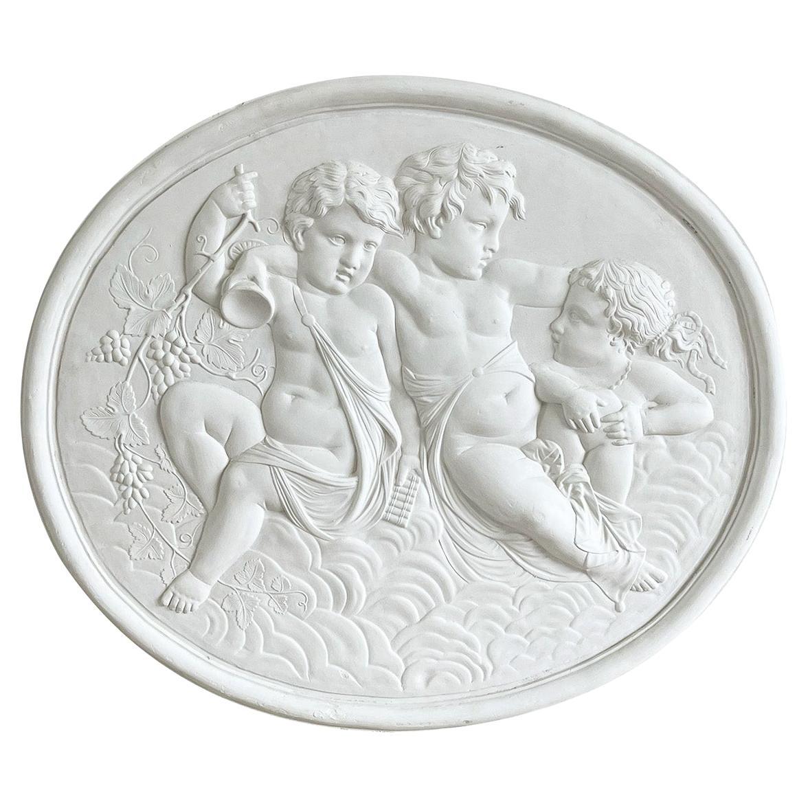 Französisches Vintage-Gipsrelief mit drei Engeln aus dem 20. Jahrhundert im Angebot