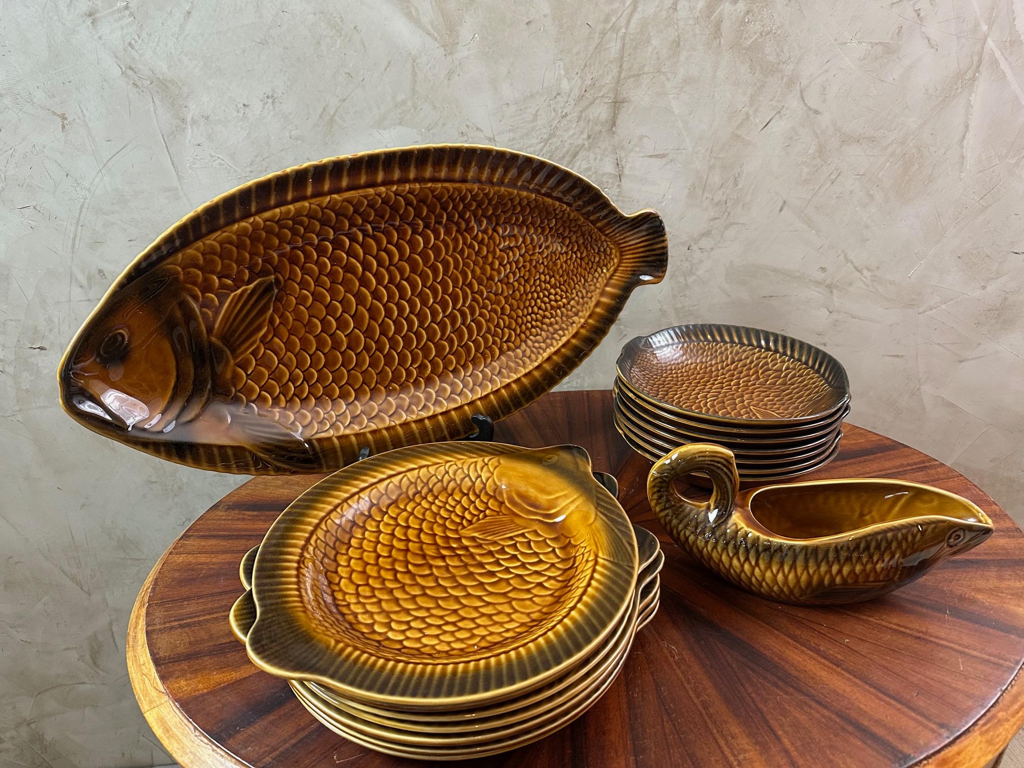 20th century French Vintage Sarreguemines Majolica Fish Serving pieces, 1950s In Good Condition In LEGNY, FR