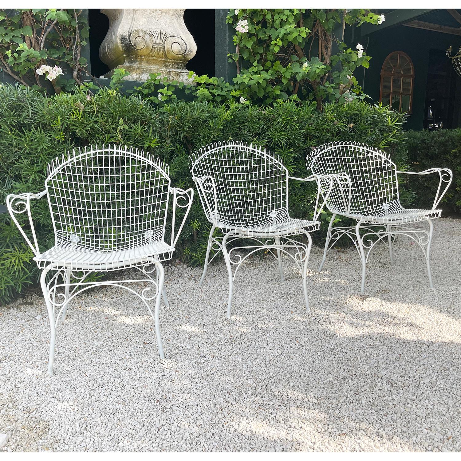 Conjunto compuesto por cuatro sillas de jardín francesas vintage de estructura vivaz, en buen estado. Estos sillones de hierro son muy cómodos e ideales para espacios exteriores protegidos. Pequeño desteñido, debido a la edad. Desgaste propio de la