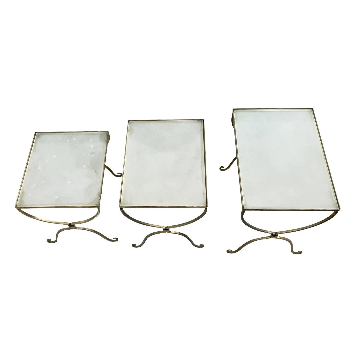 Fatto a mano Set di tre tavolini in ottone e vetro del 20° secolo, in oro, francese e vintage in vendita