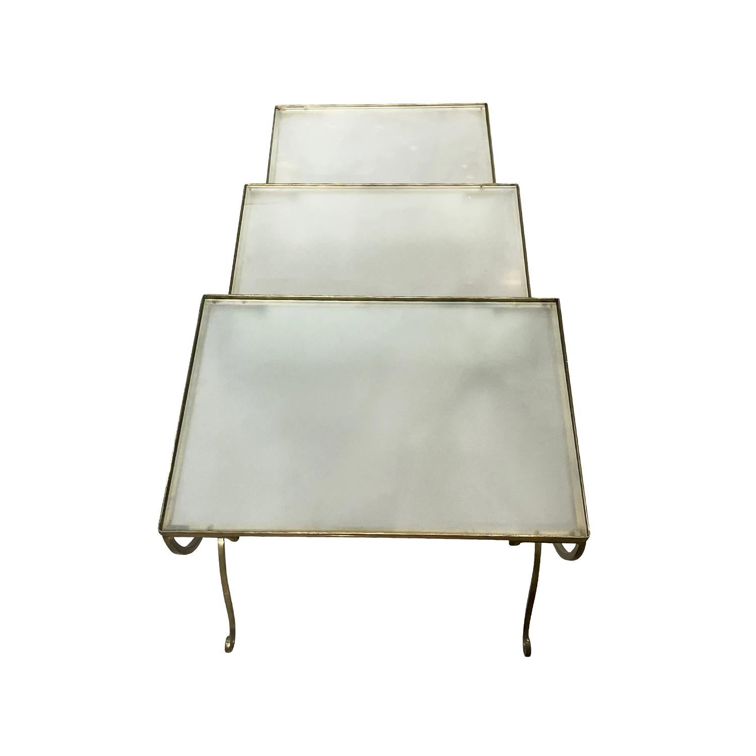 XX secolo Set di tre tavolini in ottone e vetro del 20° secolo, in oro, francese e vintage in vendita