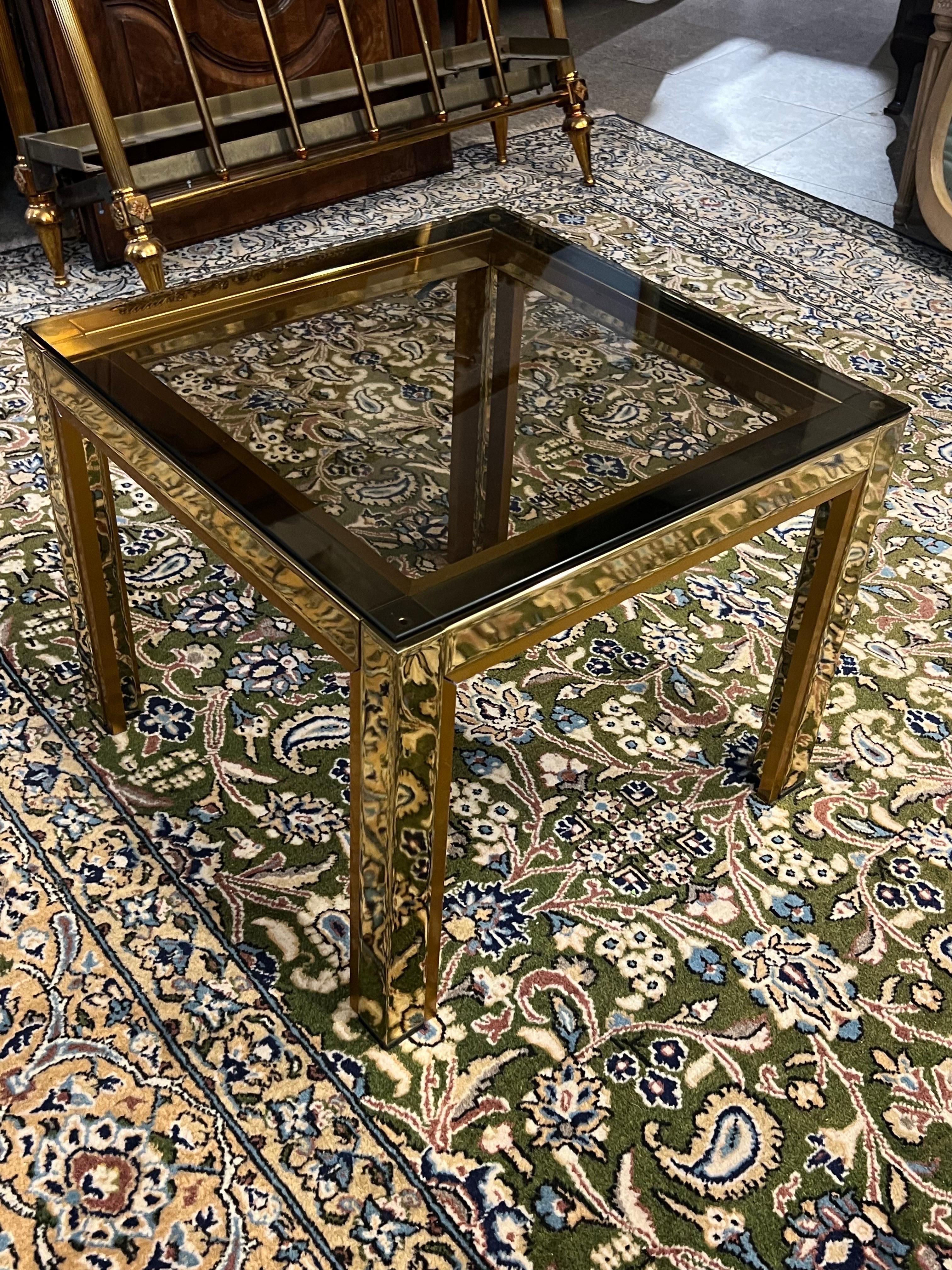 Petite table carrée vintage française du 20ème siècle avec structure en laiton et plateau en verre brun foncé.
France, vers 1950